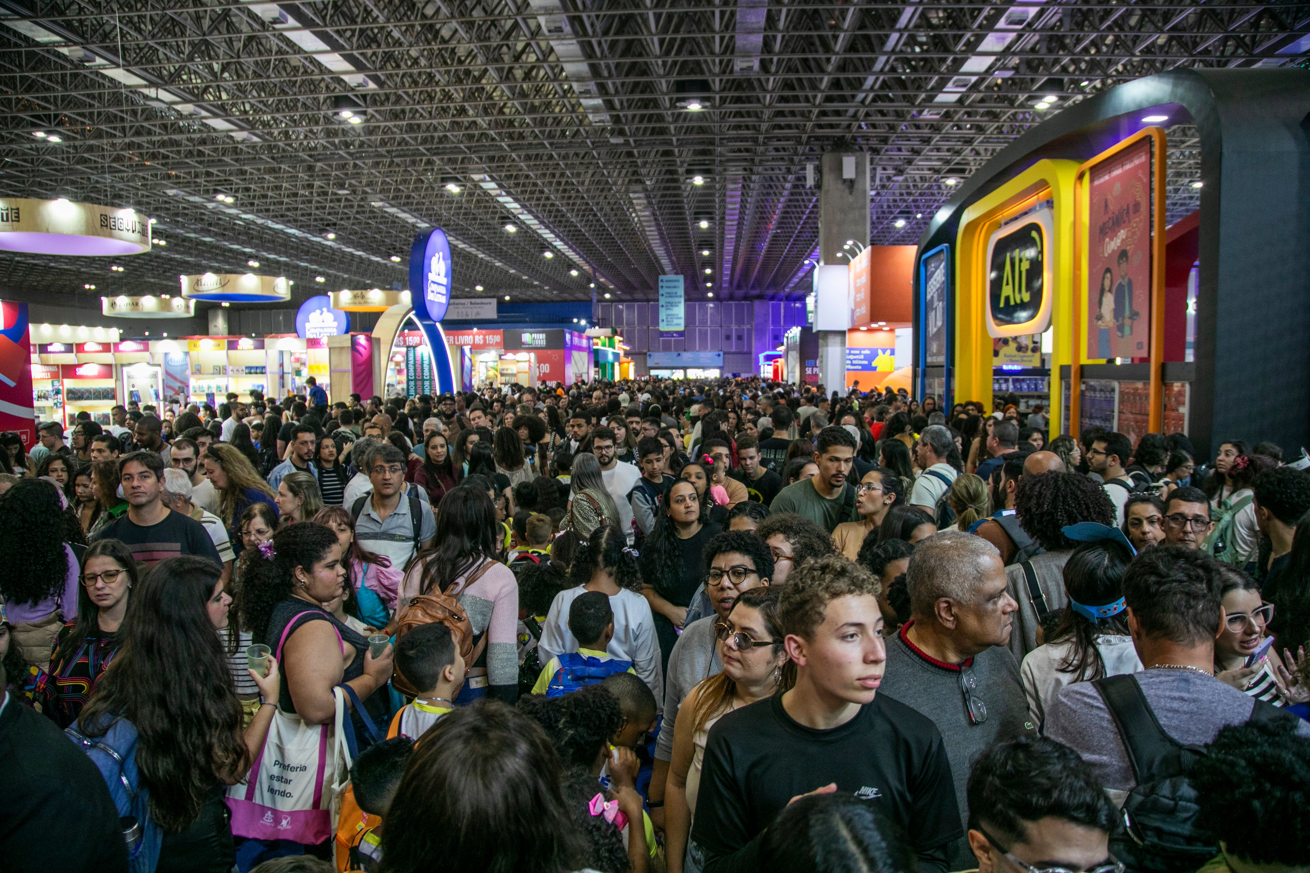 Visitantes lotam a Bienal do Livro 2025, com destaque para as vendas de 'romantasias' e comédias jovens. Reprodução: Globo