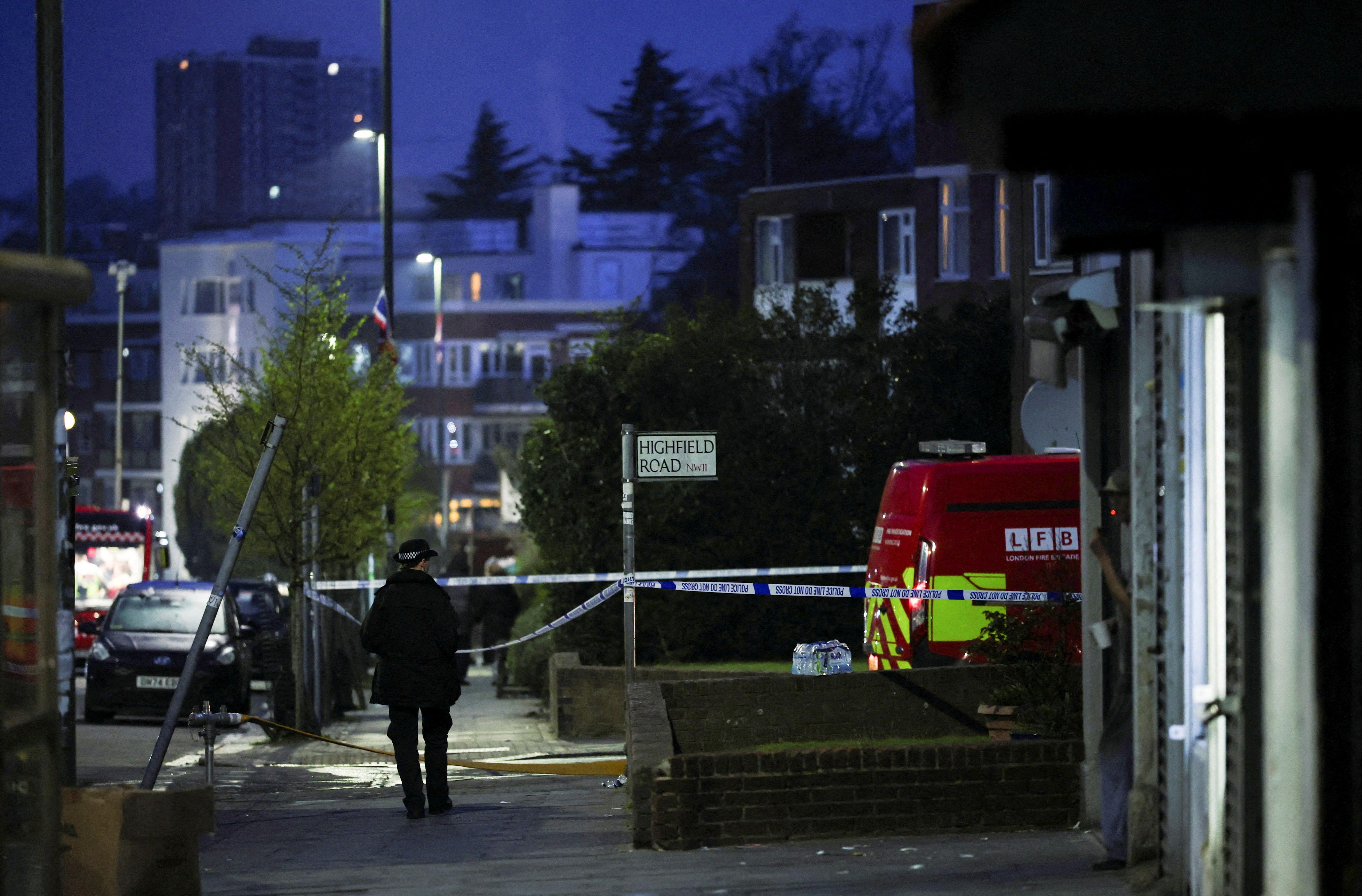 Policiais isolam o local após incêndio em ambulâncias da comunidade judaica em Londres.. Reprodução: G1