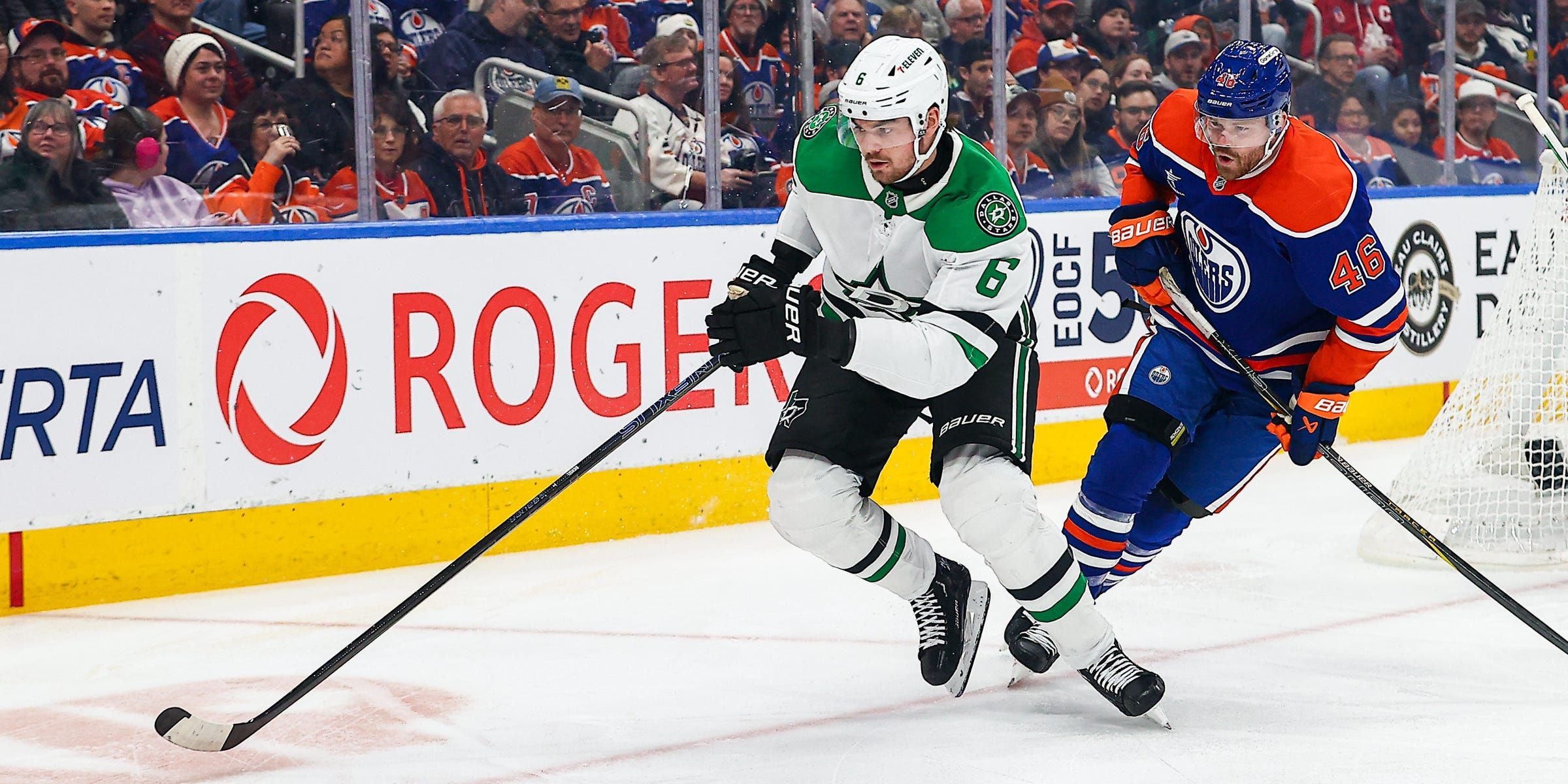 Lian Bichsel do Dallas Stars em ação contra Max Jones do Edmonton Oilers durante jogo da NHL. Reprodução: Business Insider