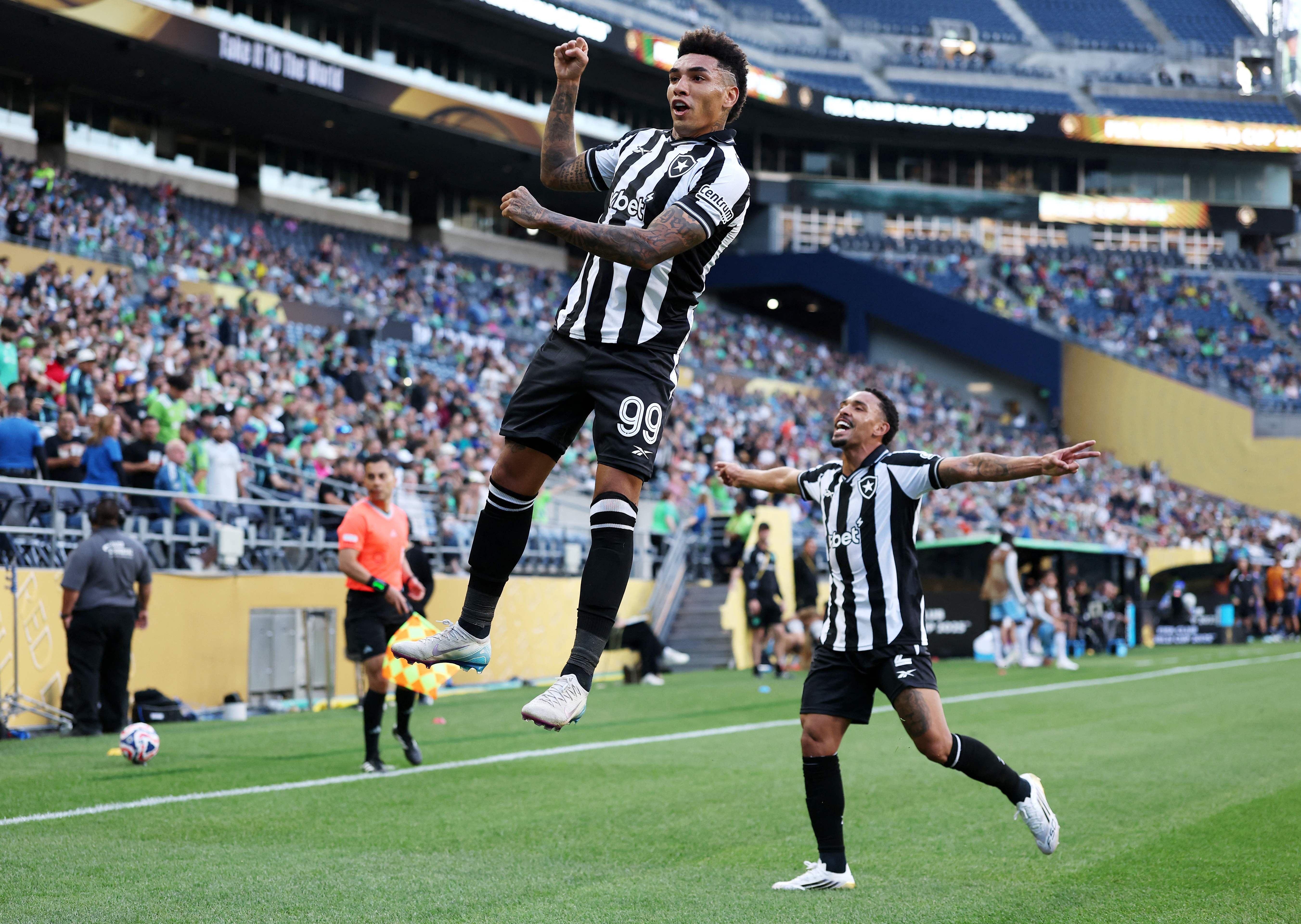 Igor Jesus celebra gol da vitória do Botafogo sobre o PSG no Mundial de Clubes. Reprodução: Globo