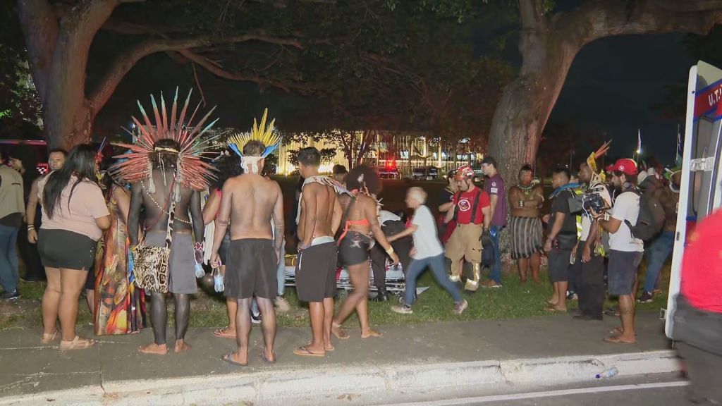 Forças policiais atuam contra indígenas durante protesto em frente ao Congresso Nacional. Reprodução: CNN Brasil
