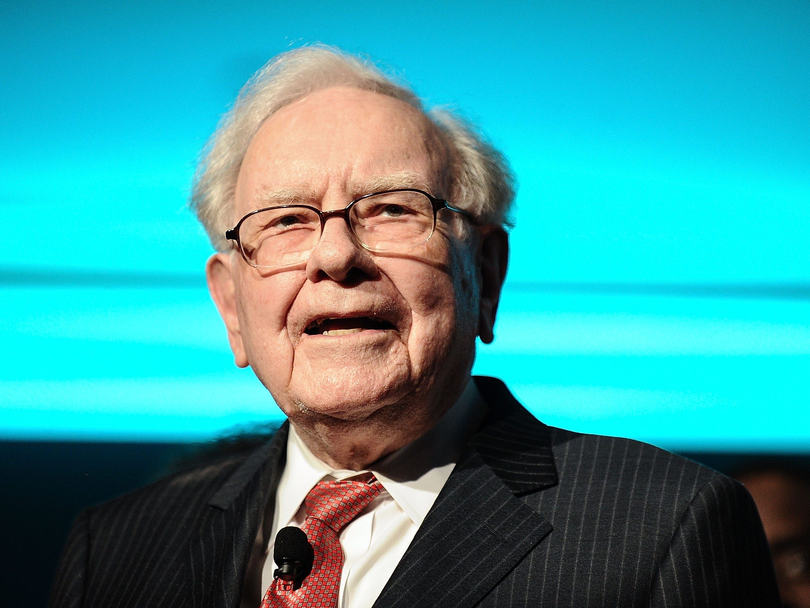 Berkshire Hathaway de Warren Buffett começa a investir seu caixa de quase US$ 400 bilhões