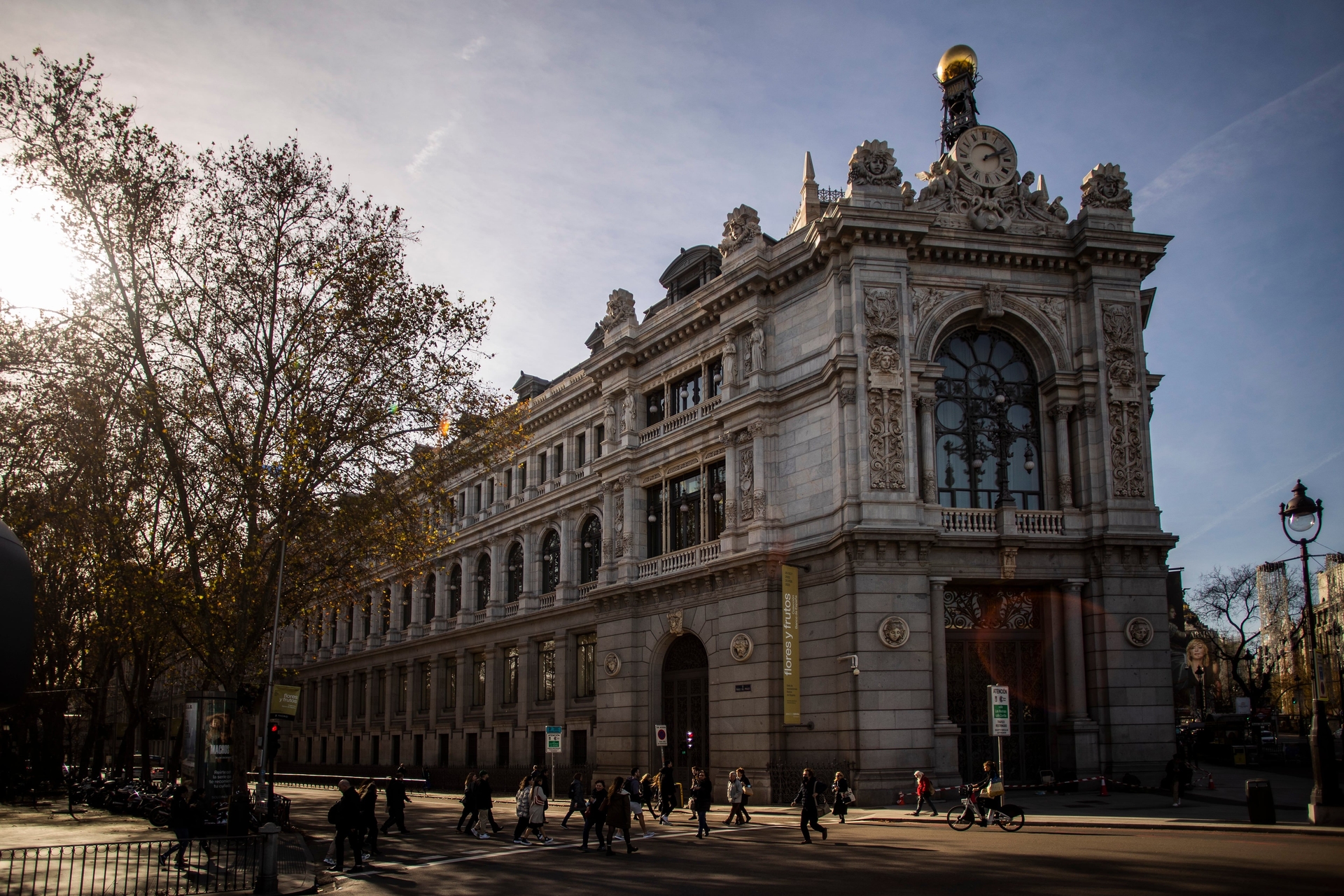Fachada do Banco de Espanha destaca em meio a queda nas taxas de juros e mudanças no mercado de dívida. Reprodução: El País