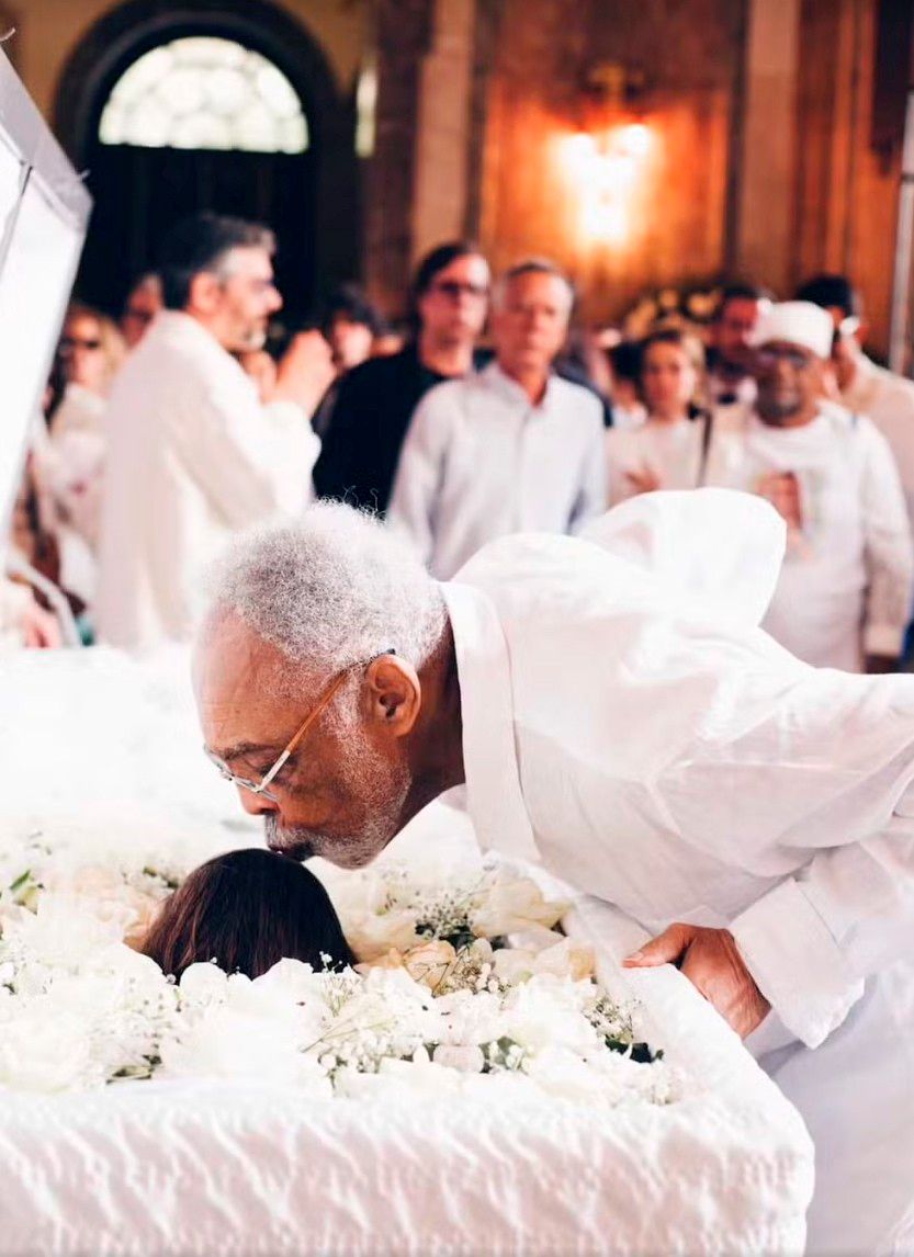 Gilberto Gil homenageia a filha Preta Gil com carinho durante o velório no Rio de Janeiro. Reprodução: Globo