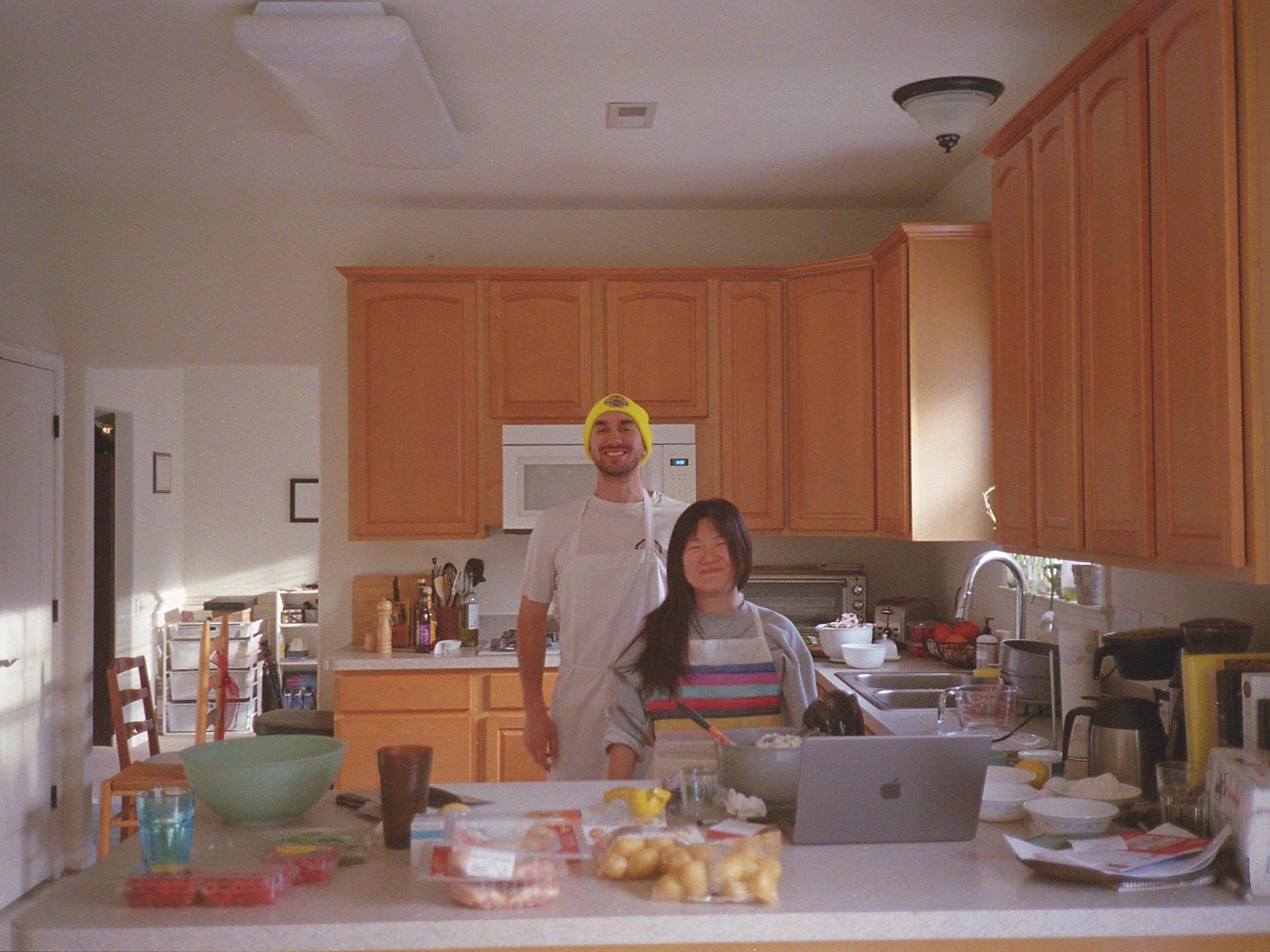 Casal e amigos convivem em casa suburbana, criando laços de comunidade na vida adulta. Reprodução: Business Insider