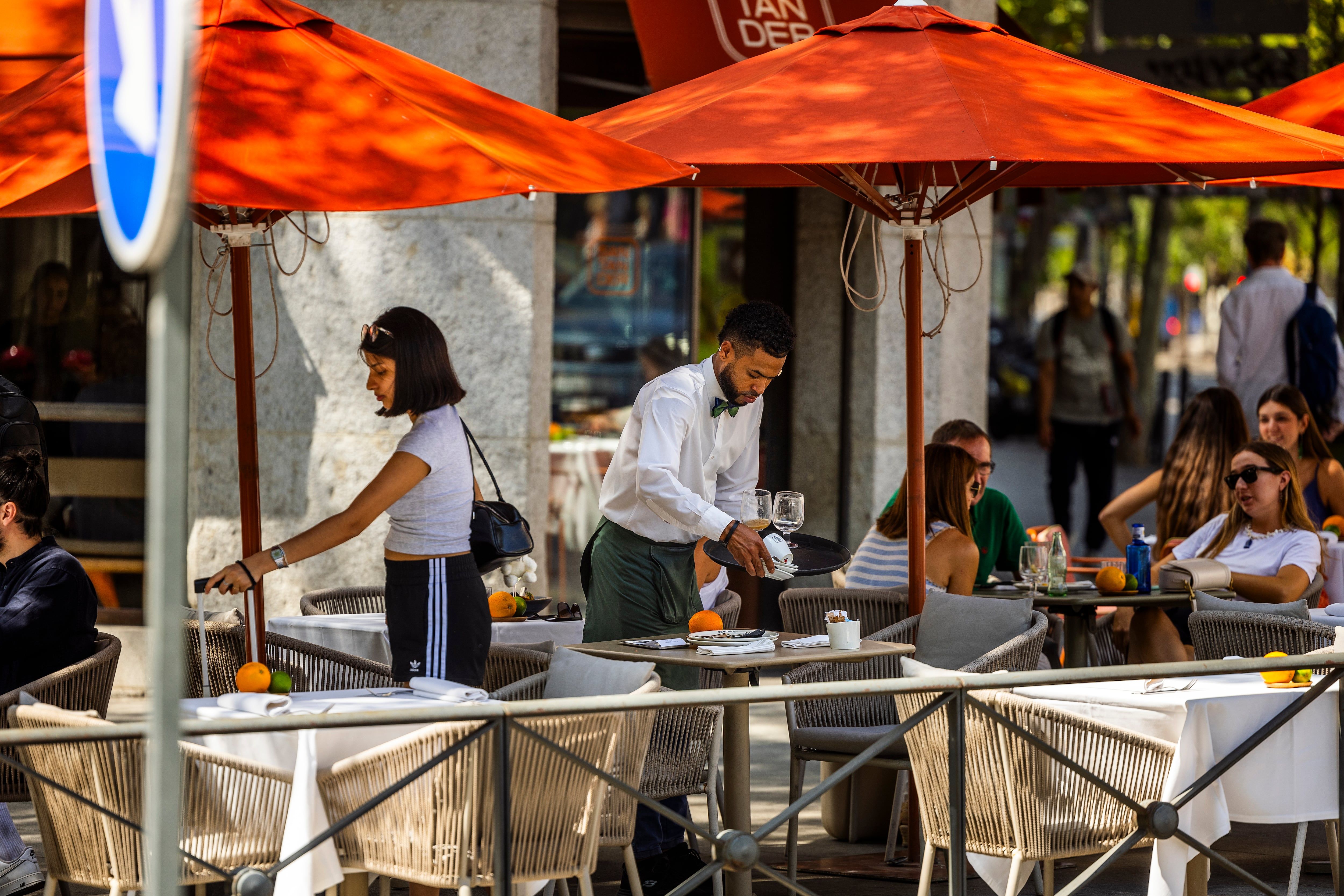 Terrazas de bares na zona de Alonso Martínez, em Madrid, simbolizando a recuperação do mercado de trabalho. Reprodução: El País