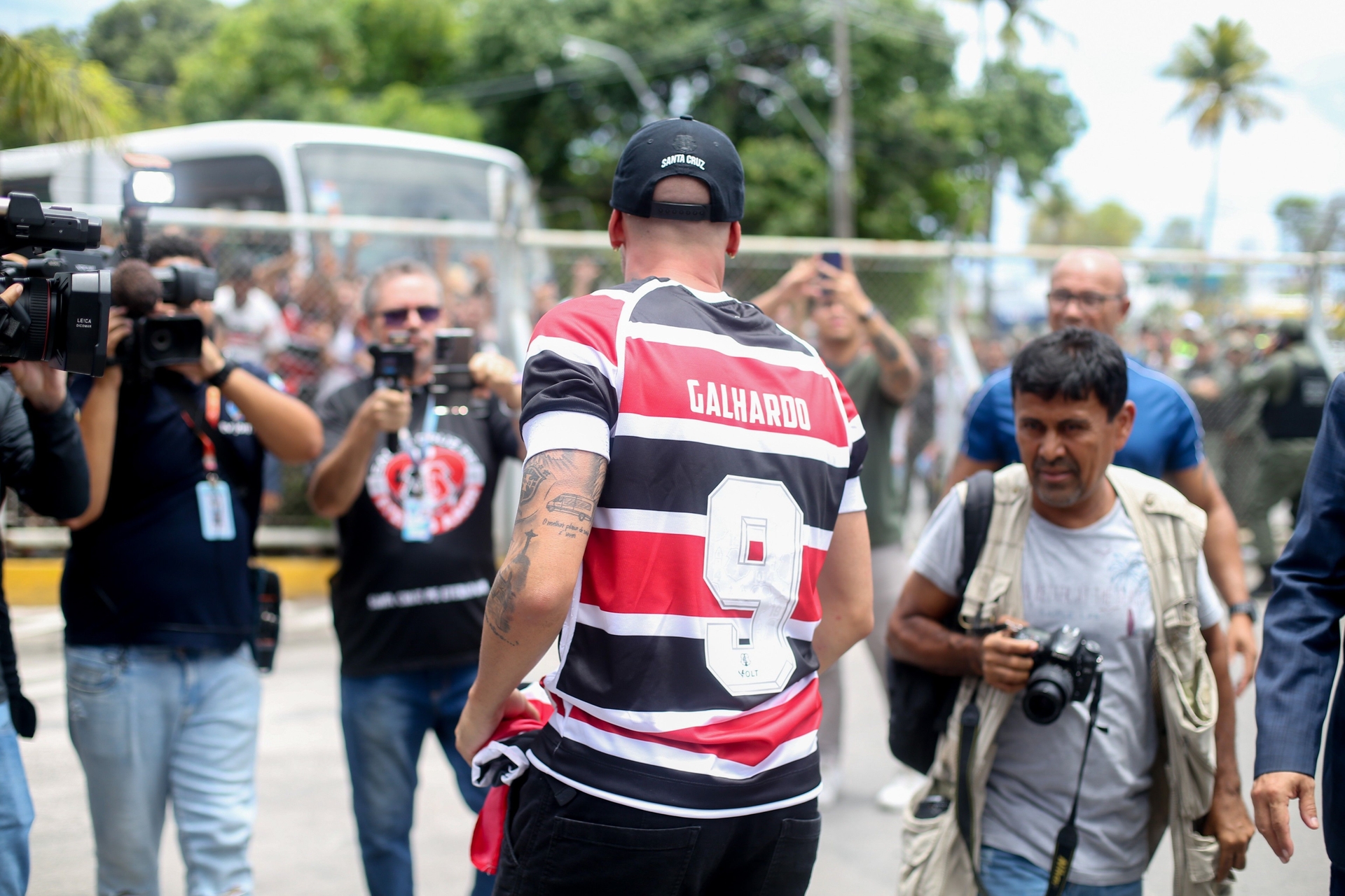 Thiago Galhardo explica contrato com o Santa Cruz