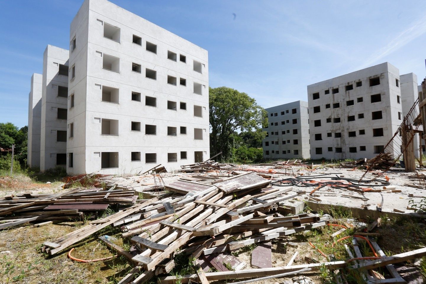 Condomínio do Minha Casa Minha Vida abandonado é foco de reformas financiadas. Legenda da imagem. Reprodução: Retorno do item 11
