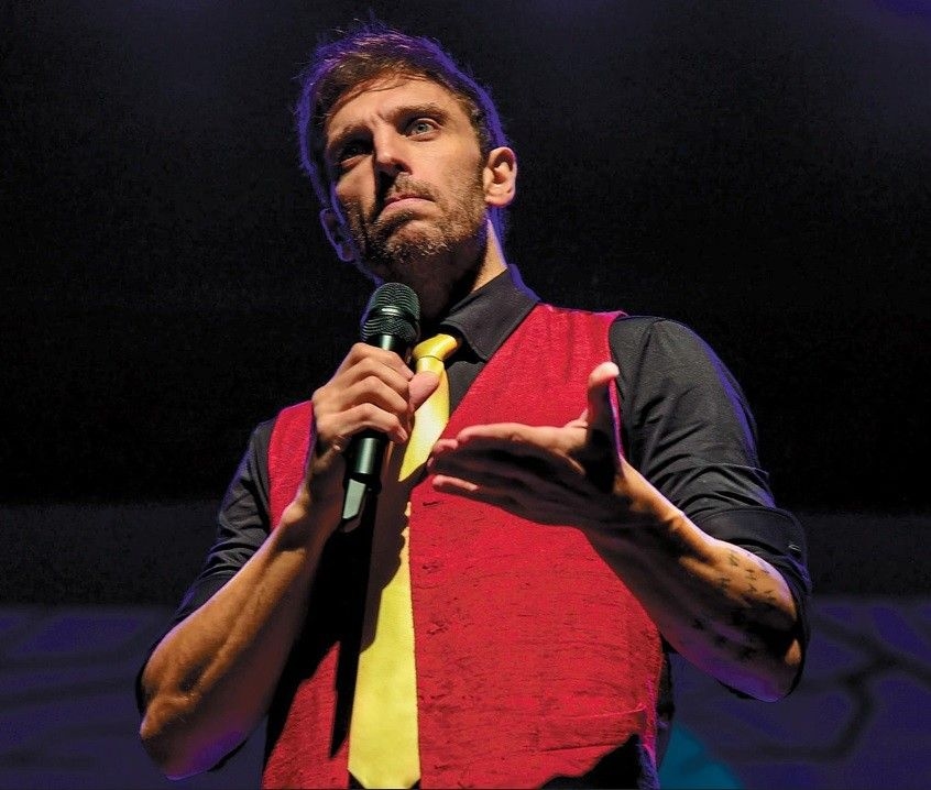 Léo Lins, condenado a 8 anos, é criticado e defendido por suas ofensas e liberdade de expressão. Reprodução: Globo