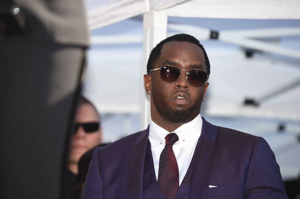 Sean Combs se defende em tribunal, enfrentando acusações graves de tráfico sexual e conspiração. Reprodução: Globo