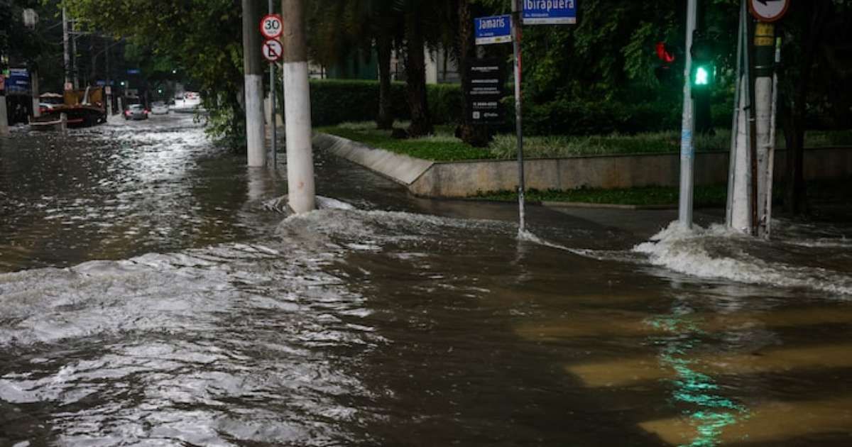 Mais de 100 mil ficam sem energia após chuvas em SP