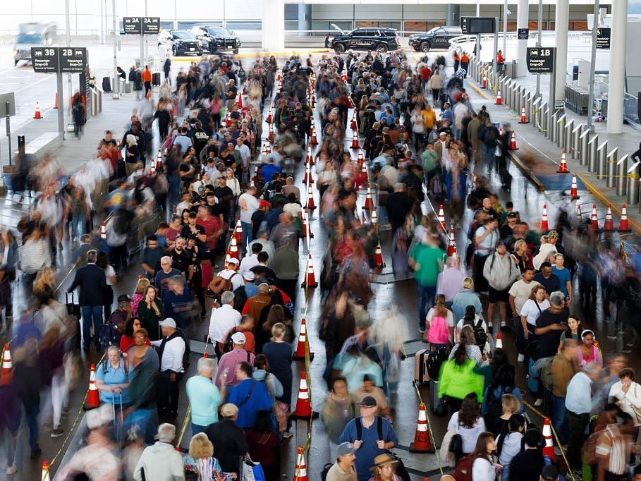 Março mudou tudo na economia, derrubando o boom esperado.. Reprodução: Businessinsider