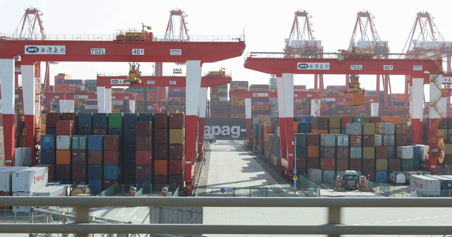 Fábricas chinesas aceleram exportações antes de nova rodada de tarifas dos EUA. Reprodução: Reuters