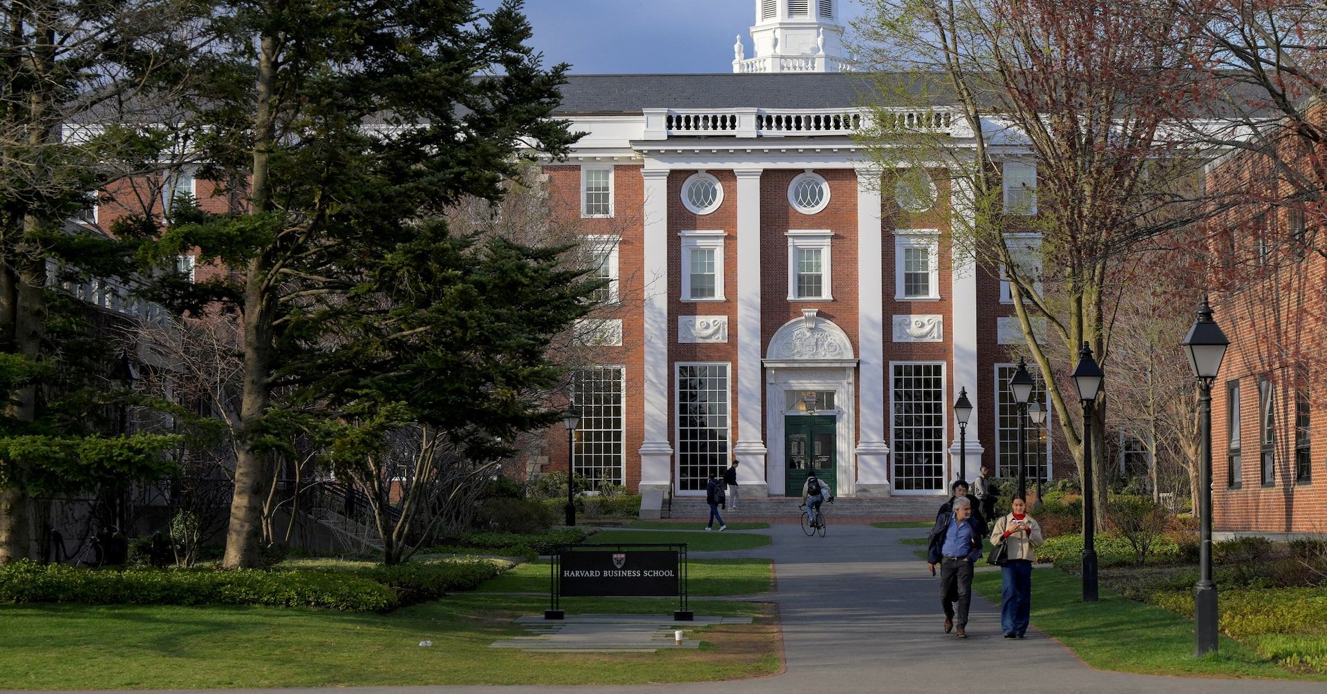 Líderes acadêmicos se manifestam contra a administração Trump em defesa da independência das instituições de ensino. Reprodução: Reuters