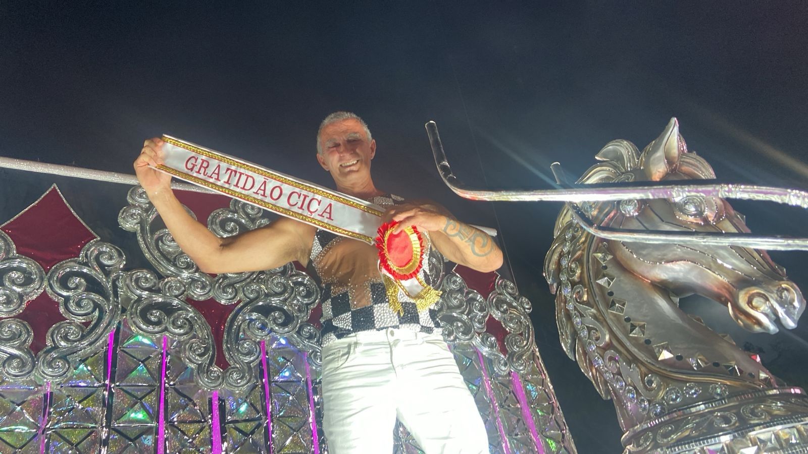 Paulo Barros homenageia Mestre Ciça em carro que relembra desfile de 2007. Reprodução: Oglobo