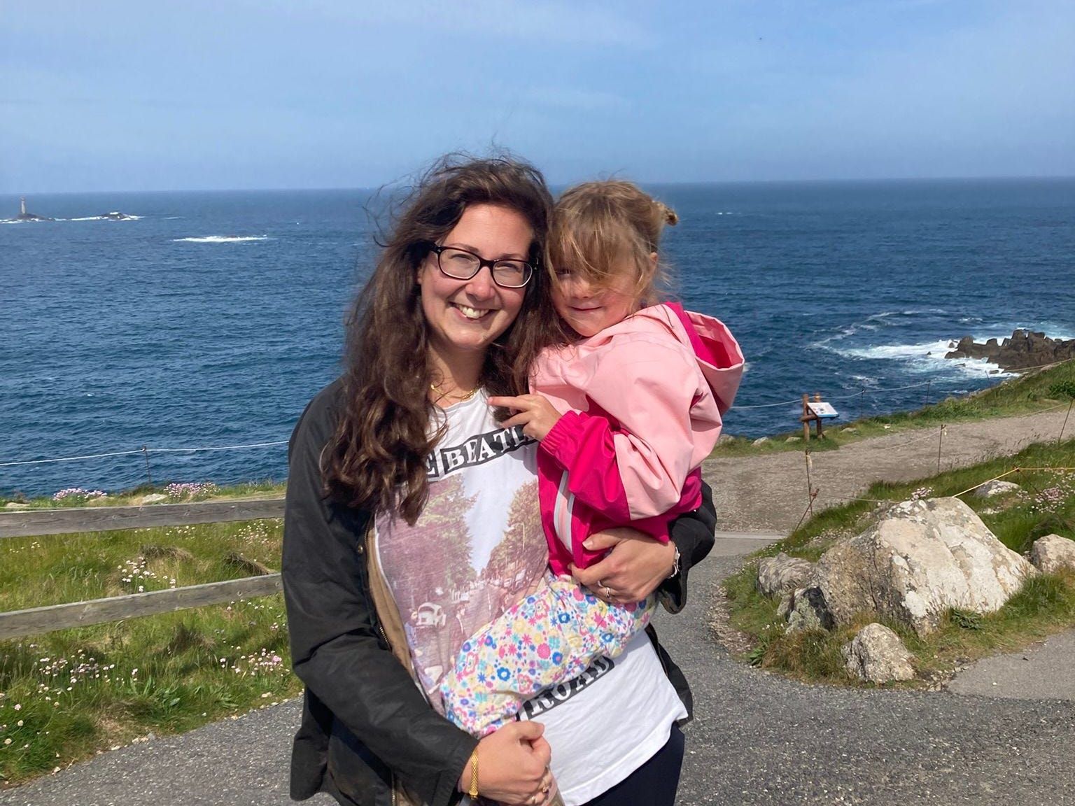 Autora e filha admiram o mar antes da filha iniciar a escola. Reprodução: Business Insider