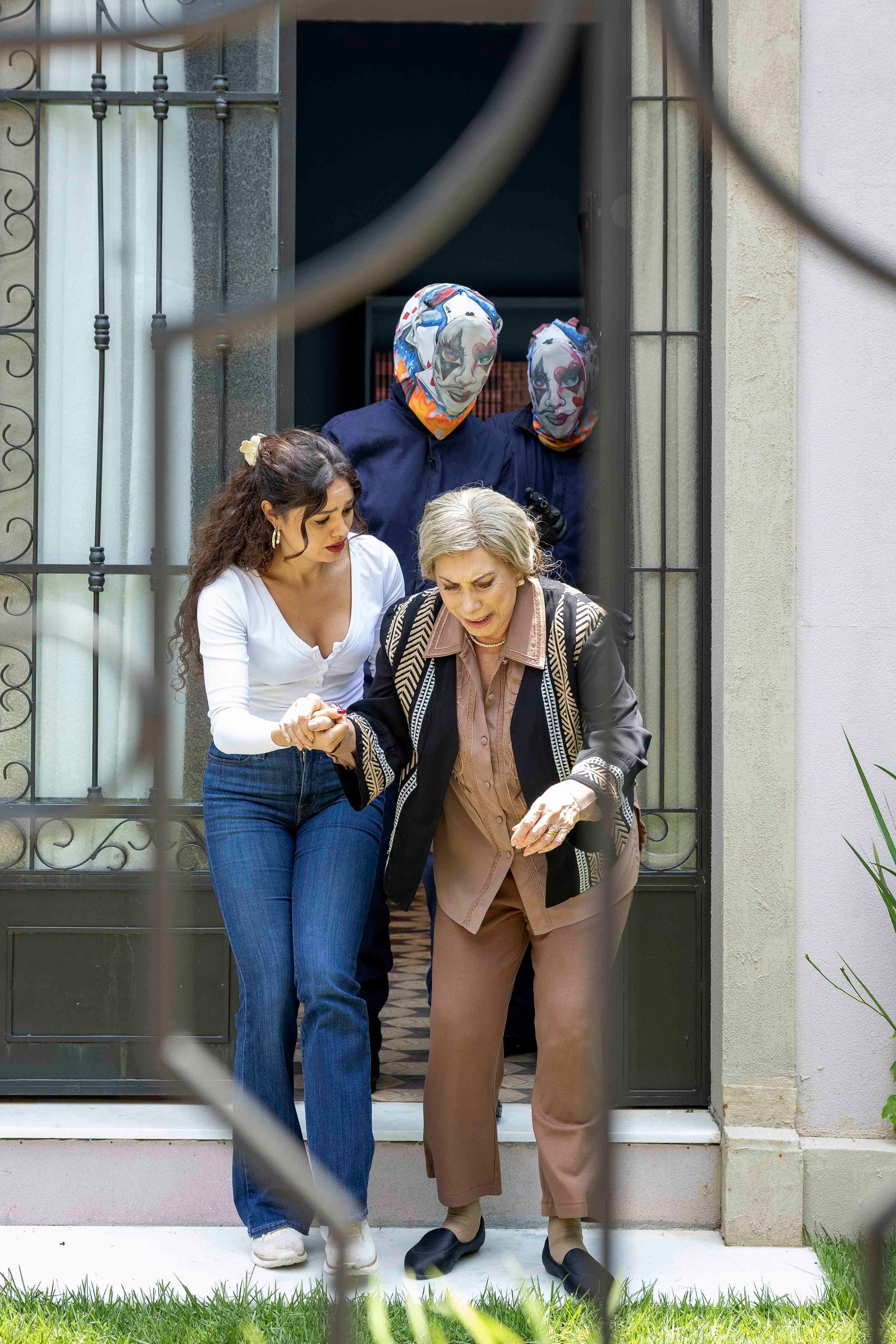 Três Graças: Gerluce e Josefa são levadas como reféns após o roubo.. Reprodução: Gshow