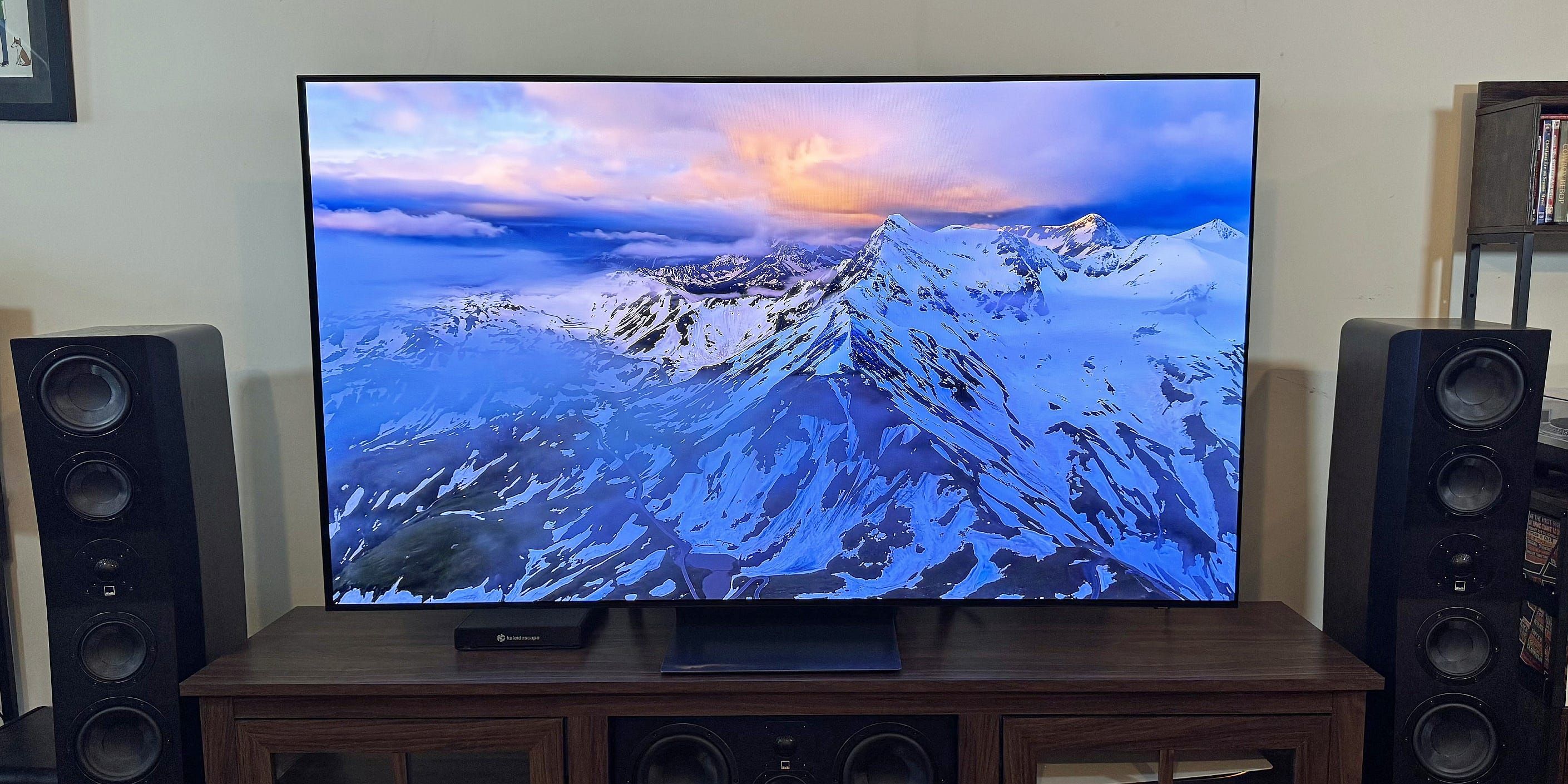 Samsung S90F OLED TV exibe imagens vibrantes com qualidade superior. Reprodução: John Higgins/Business Insider