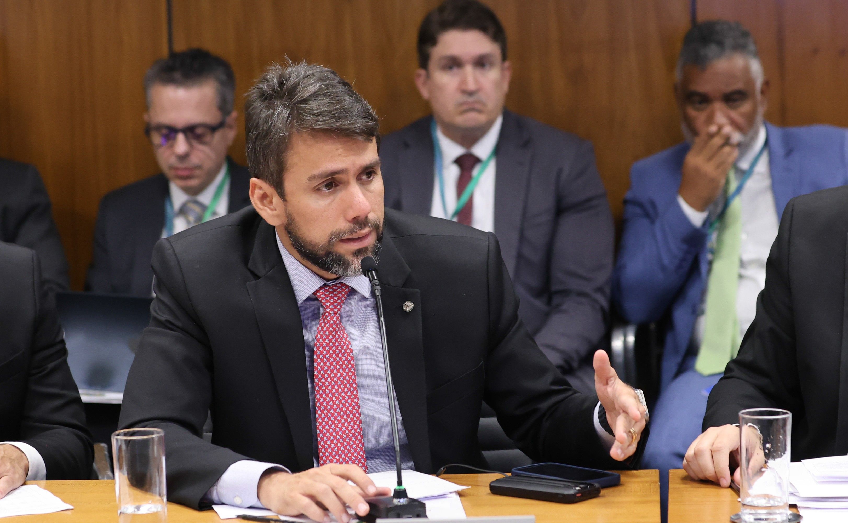 Grupo de Pedro Lucas discute decisões políticas em meio a disputas internas do partido.; Reprodução: Globo