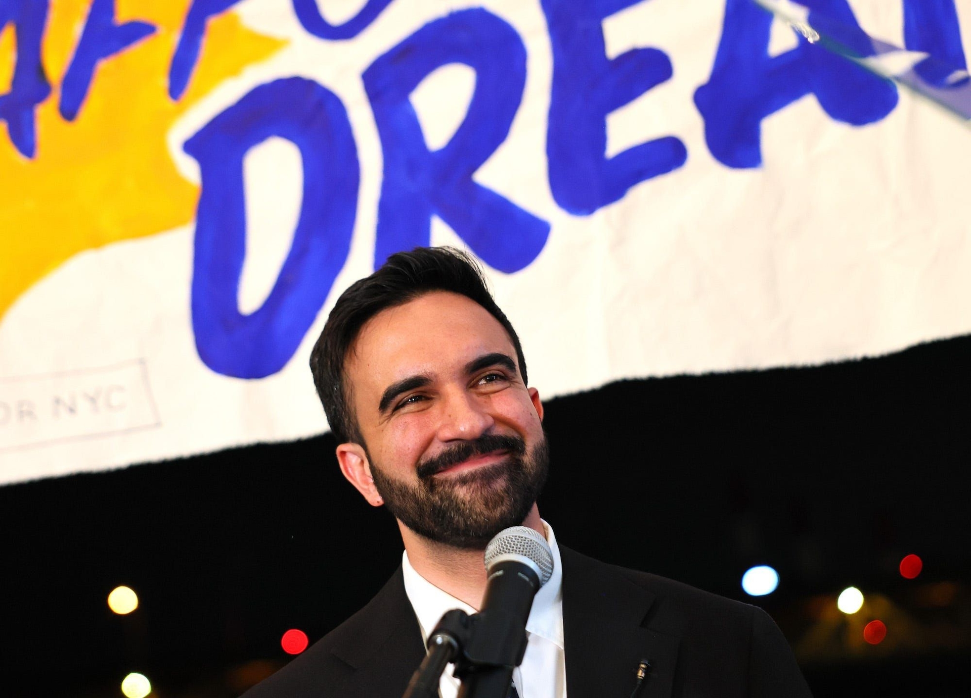 Zohran Mamdani, o provável vencedor das primárias democratas de Nova York, exemplifica estratégias de engajamento eficazes. Reprodução: Business Insider