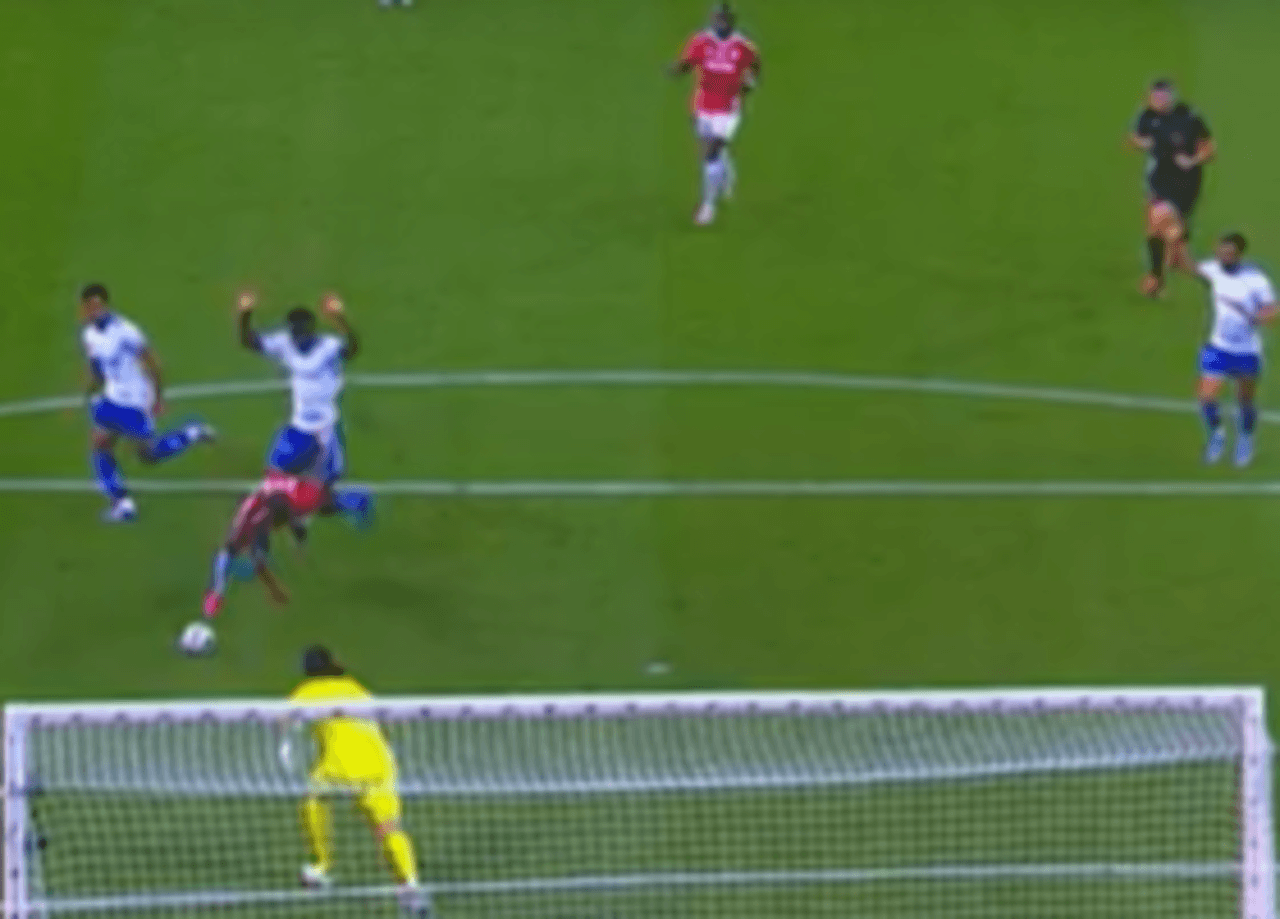 Zagueiro do Cruzeiro é expulso em partida, gerando protesto da diretoria. Reprodução: O Tempo