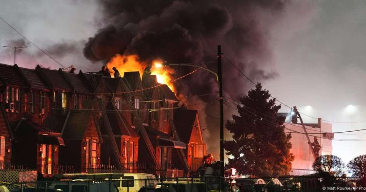 Avião de transporte médico cai em bairro da Filadélfia