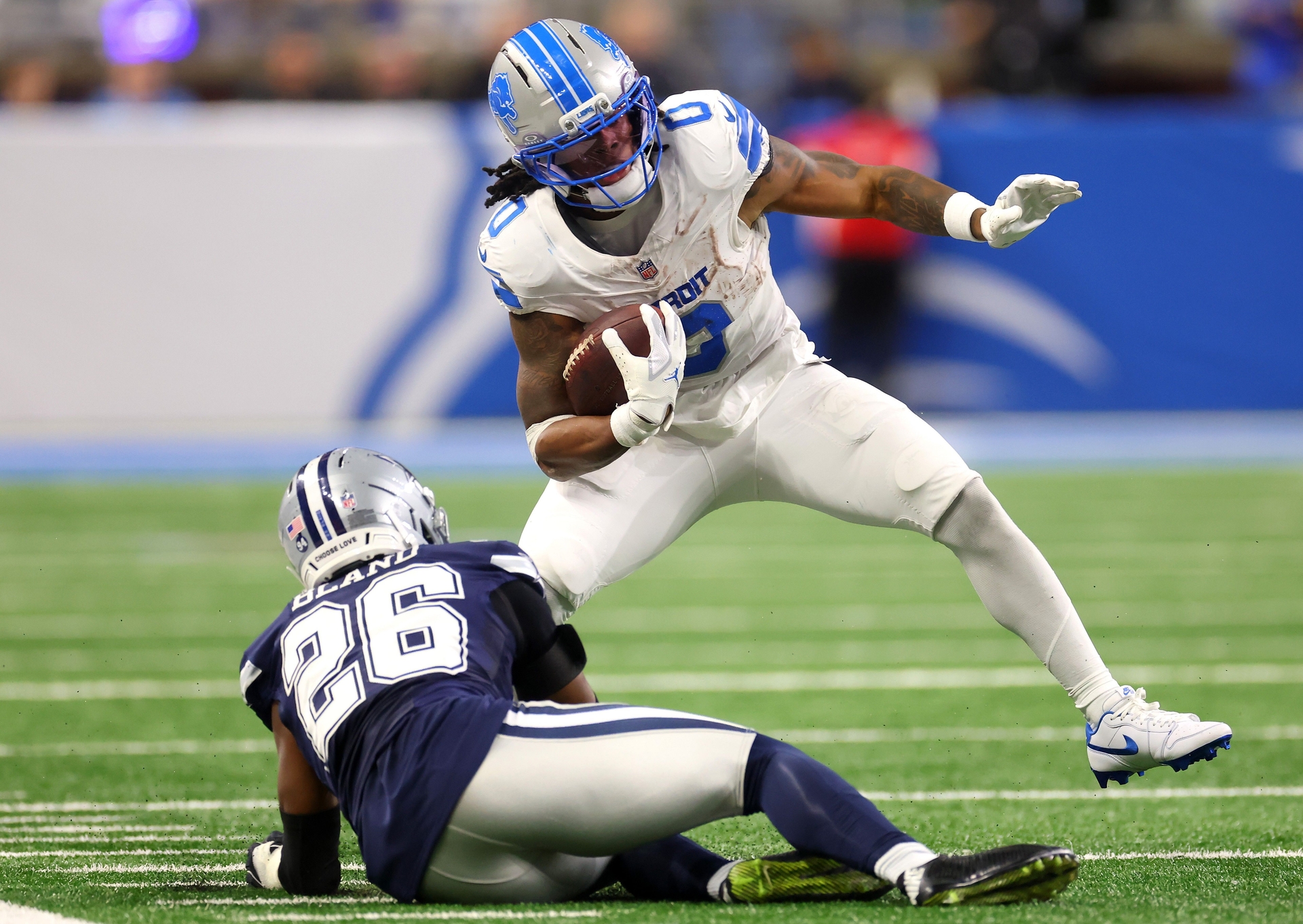 Jogador dos Lions faz finta e deixa defensor no chão. Reprodução: Ge