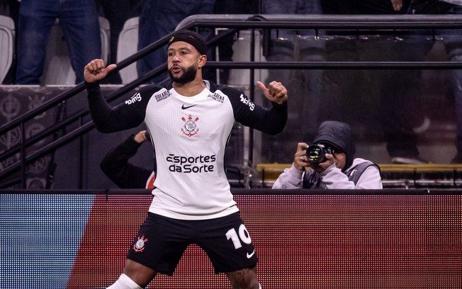 Memphis Depay celebra o gol da vitória do Corinthians no clássico contra o Palmeiras. Reprodução: iG.