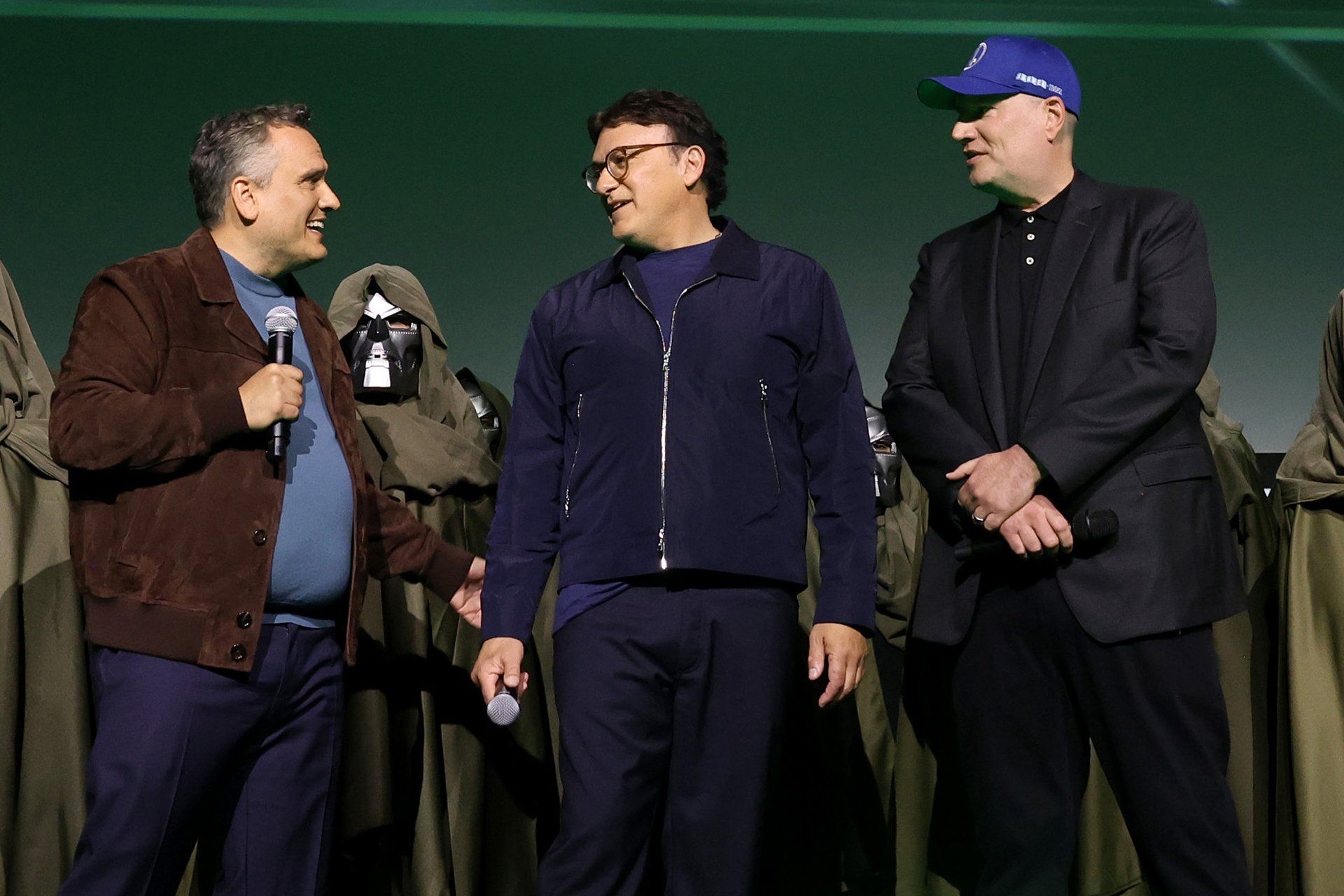 Os diretores Russo e Kevin Feige discutem os planos futuros do MCU durante evento. Reprodução: Gizmodo