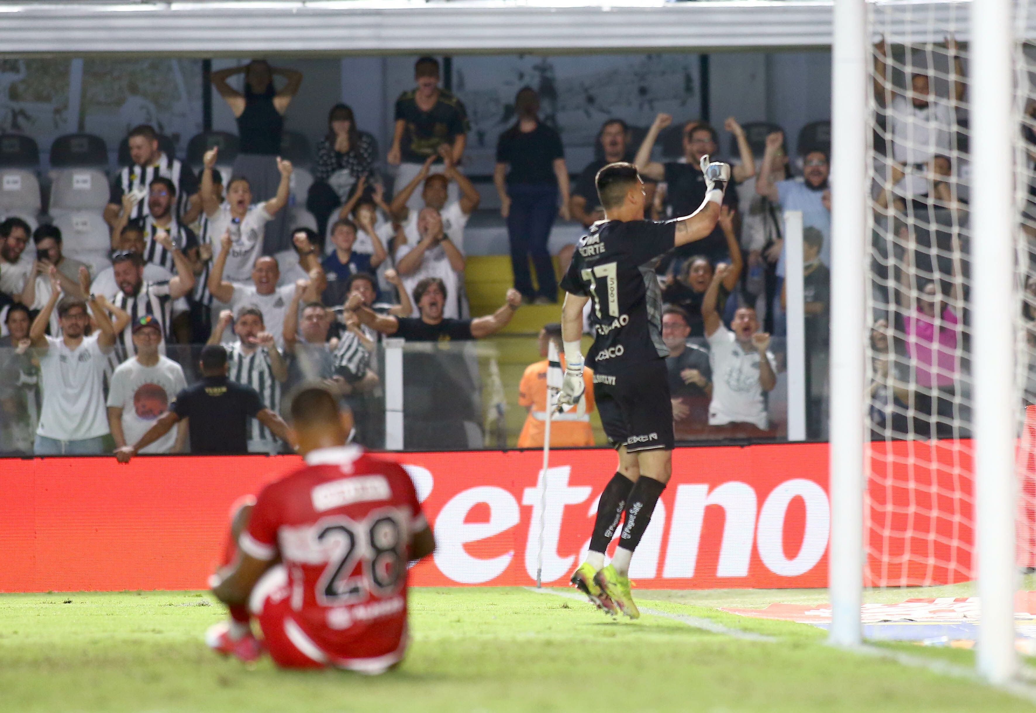 Time em campo luta pela vitória, mas não avança às oitavas de final em casa. Reprodução: Globo