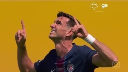 Valverde entrega a braçadeira de capitão a Modric em sua despedida do Real Madrid. Reprodução: Globo