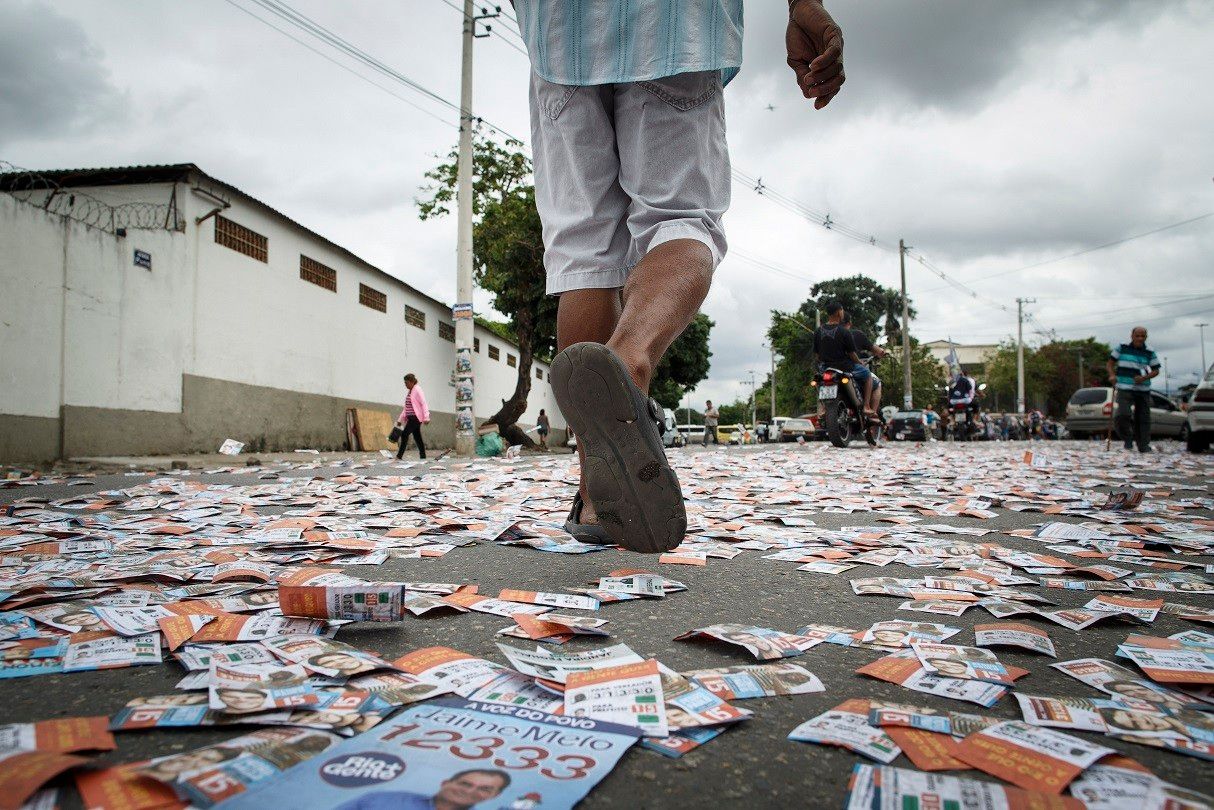 [TRE-RJ realoca locais de votação em áreas de risco próximas a favelas.]. Reprodução: Oglobo