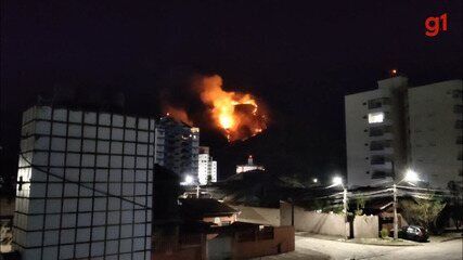 Incêndio de grandes proporções atinge mata em Caraguatatuba, SP. Reprodução: Rubens Assis/Vanguarda Repórter