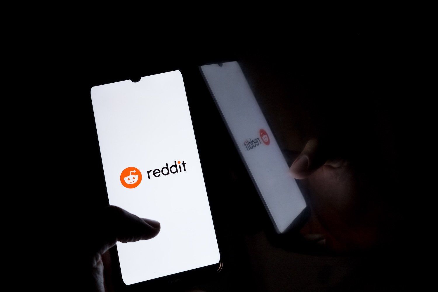 Logo do Reddit em um smartphone, simbolizando tendências futuras. Reprodução: Gizmodo