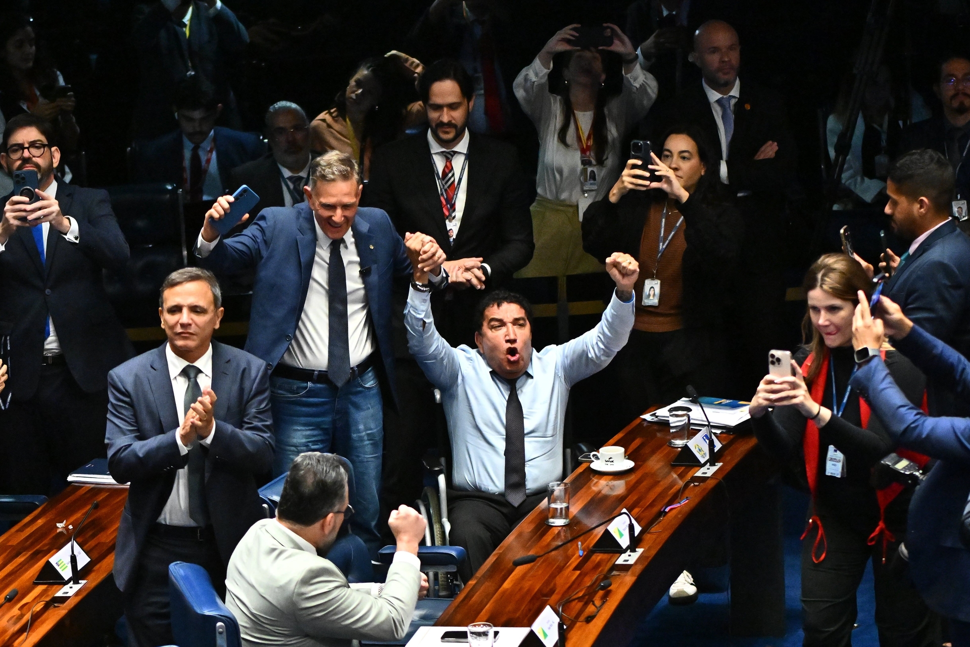 Parlamentares aprovam redução de penas de Bolsonaro e demais condenados. Reprodução: Elpais