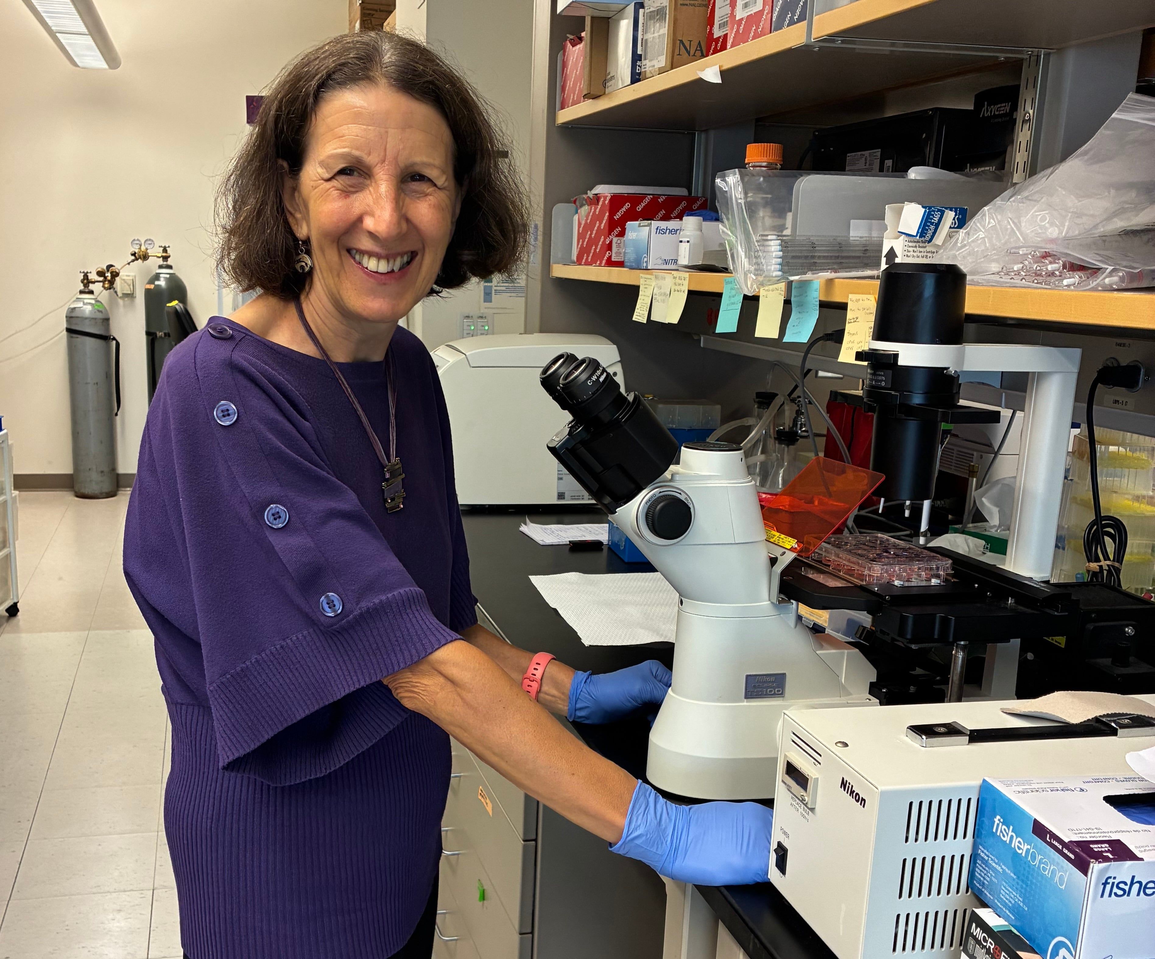 A imunóloga Mercedes Rincón estuda a metástase do câncer de mama em laboratório na Universidade do Colorado. Reprodução: El País