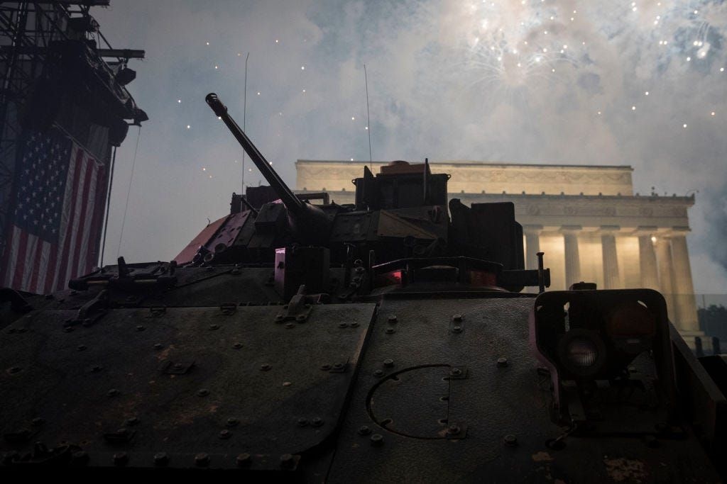 Parada militar em comemoração ao 250º aniversário do Exército dos EUA é planejada para Washington, DC. Reprodução: Sarah Silbiger/Getty Images