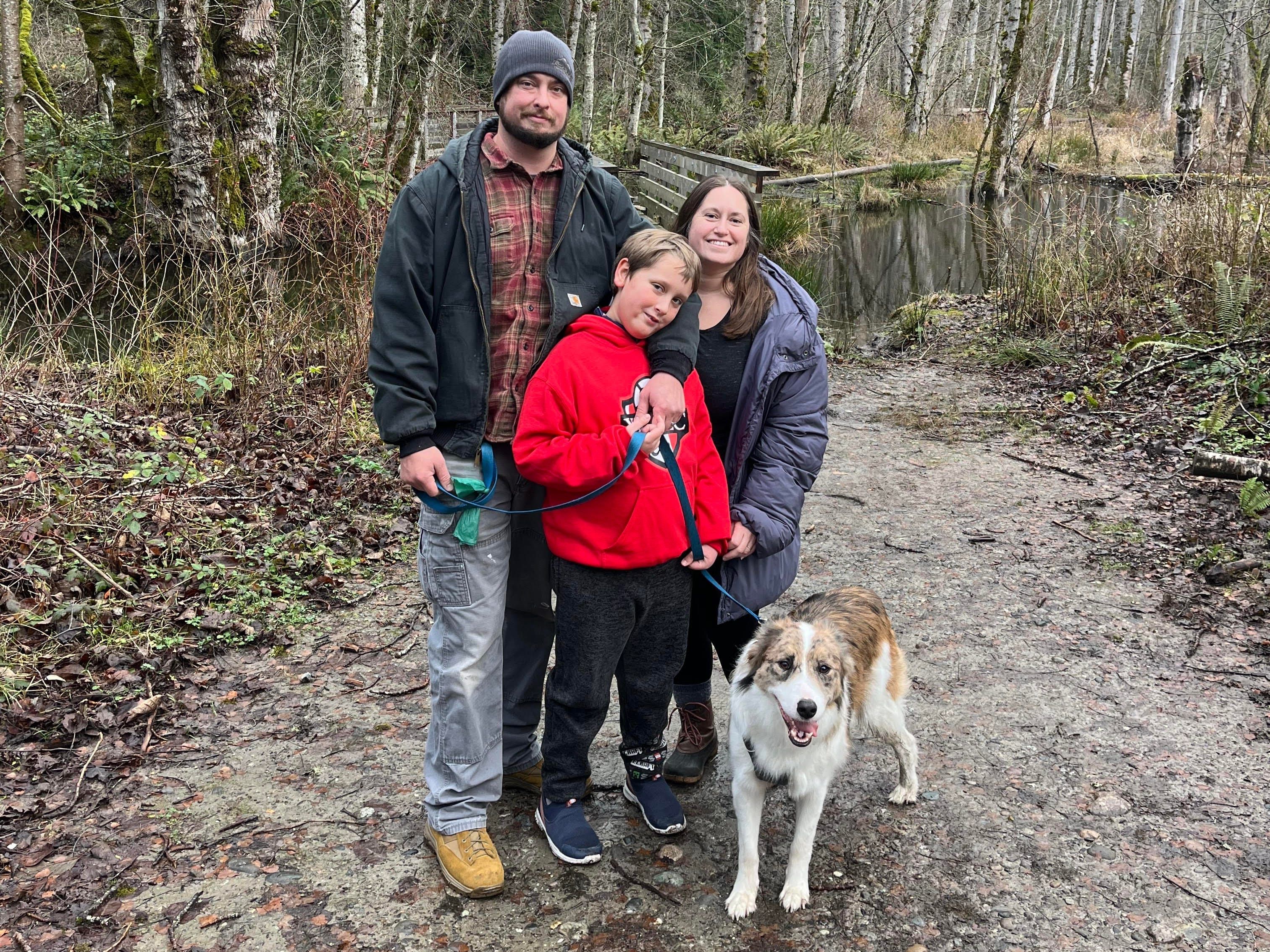 Angela Rozmyn e sua família curtem um passeio na natureza, após oito anos sem comprar roupas novas. Reprodução: Business Insider