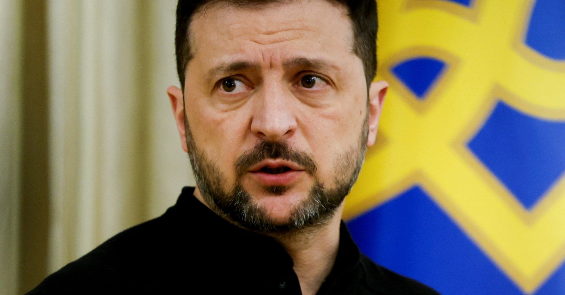 Presidente ucraniano Volodymyr Zelenskiy critica resposta da embaixada dos EUA após ataque russo. Reprodução: Reuters