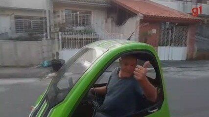 Mecânico apresenta o Nanico P50, considerado o menor carro construído para circular nas ruas. Reprodução: Globo
