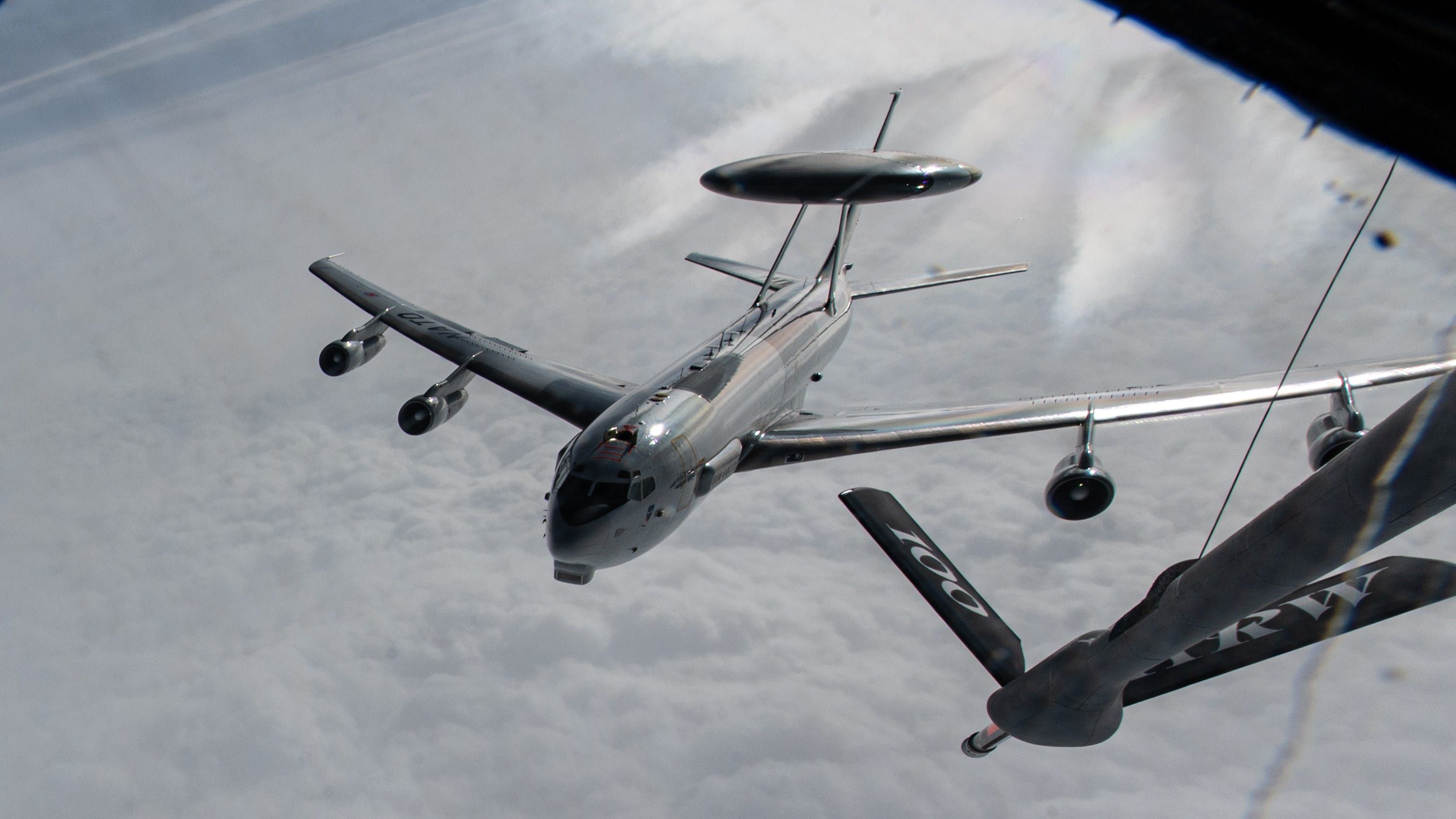 E-3 Sentry realiza missão de vigilância sobre a Europa Oriental, monitorando atividades russas. Legenda da imagem. Reprodução: Business Insider