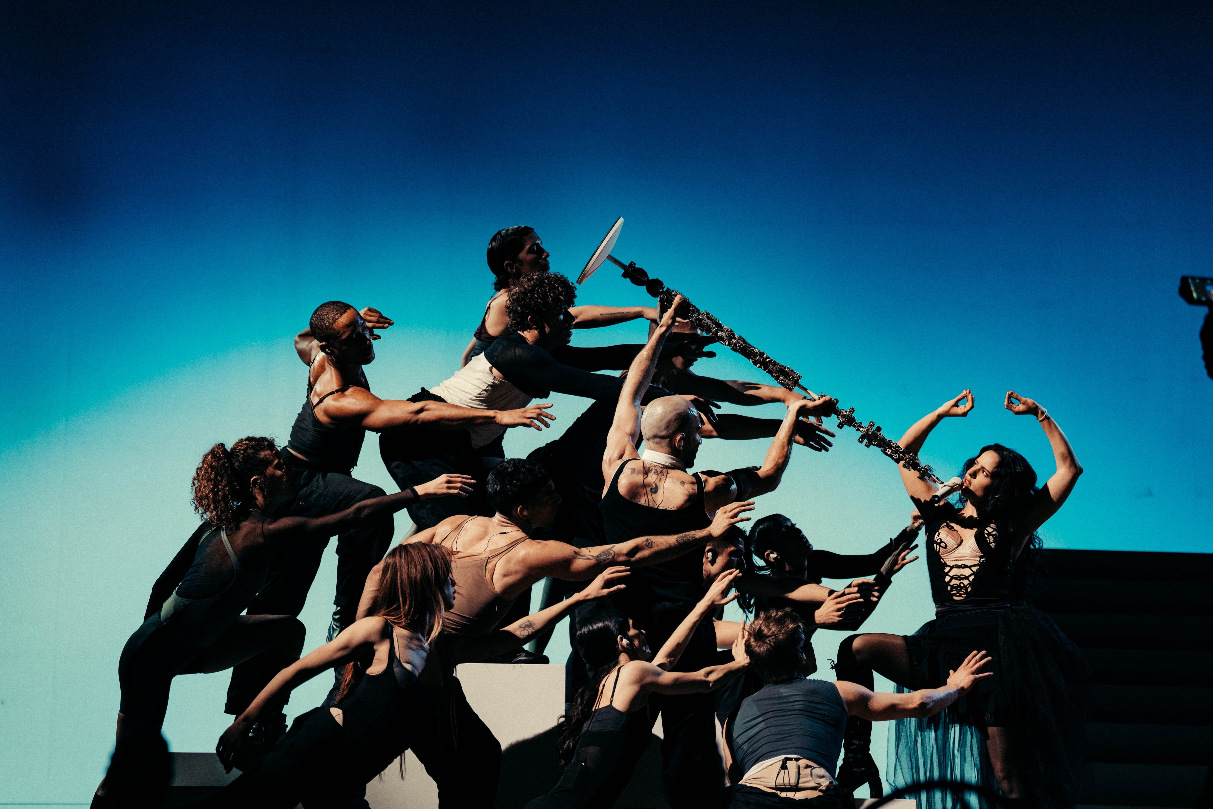 [Rosalía retorna ao descaro aprendido em Barcelona, com visual ousado.]. Reprodução: Elpais