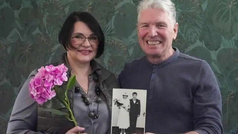 Noiva descalça, lembrança traumática do último casamento em Chernobyl, 40 anos após o acidente.. Reprodução: G1
