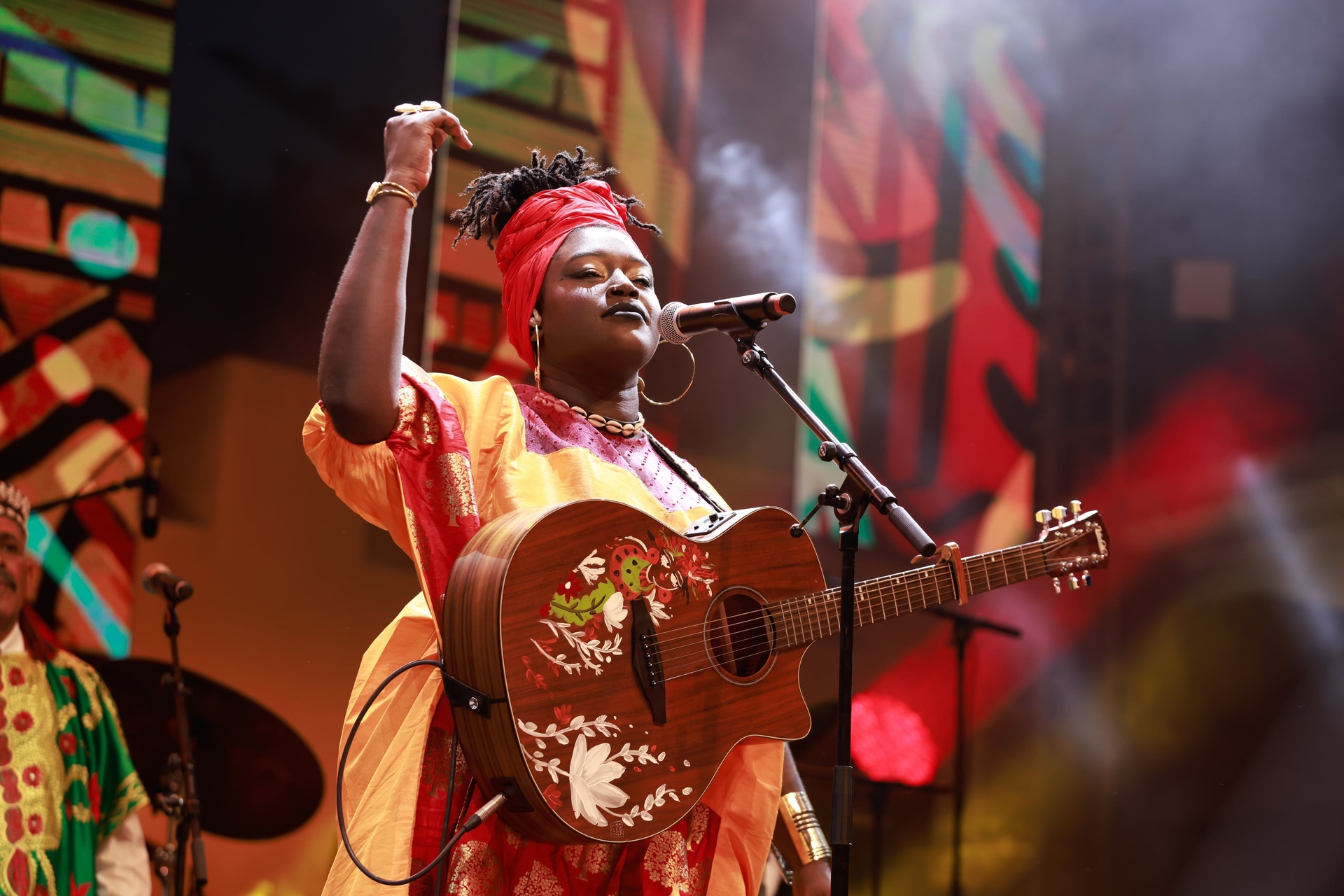 Kya Loum se apresenta no Festival de Esauira, destacando sua conexão com a música e a cultura. Reprodução: El País