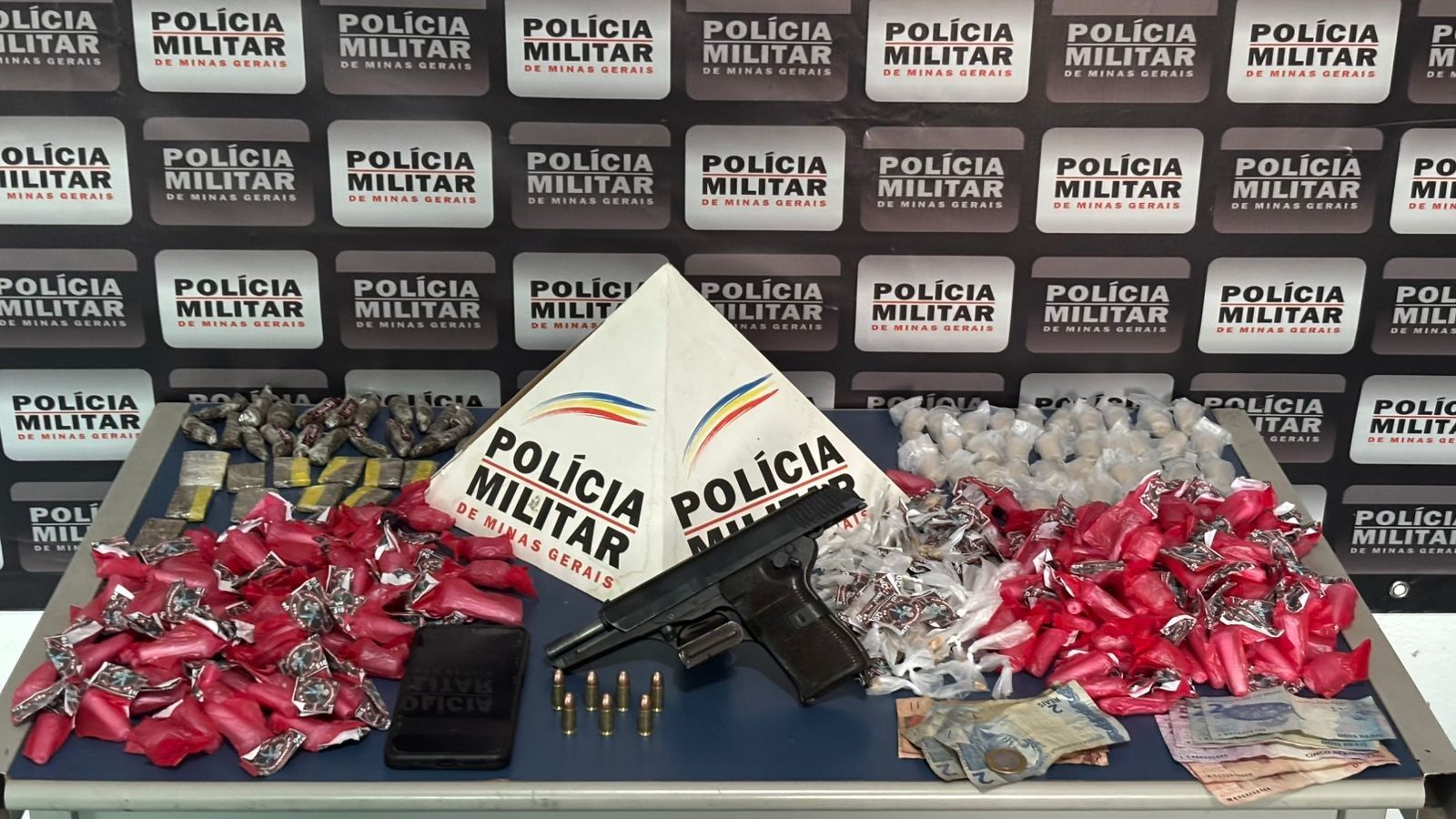 Homem de 39 anos é preso por tráfico de drogas e aliciamento de menores em Além Paraíba. Reprodução: Globo