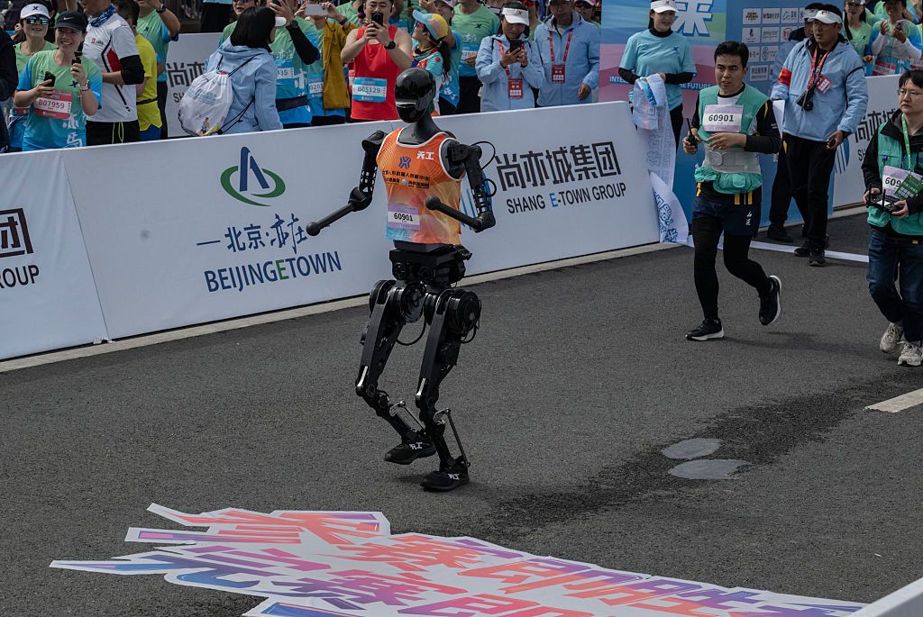 Humanoides superam desafios em corrida no tech hub de Pequim. Reprodução: TechCrunch