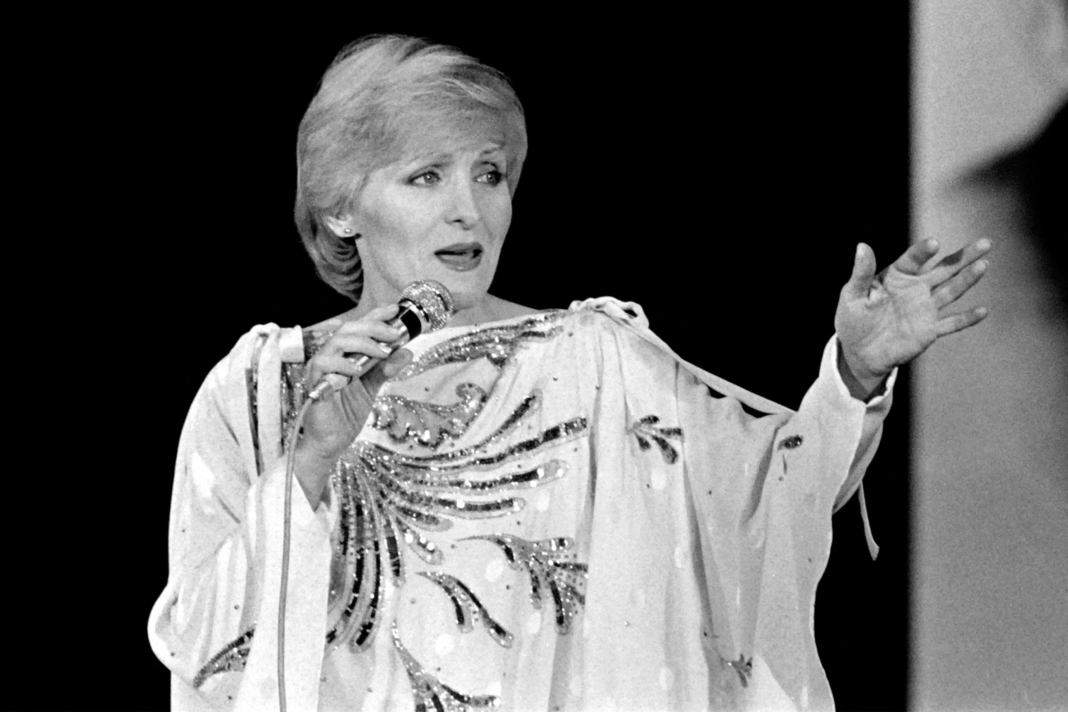 Nicole Croisille, icônica cantora francesa, faleceu aos 88 anos, deixando um legado musical marcante. Reprodução: AFP