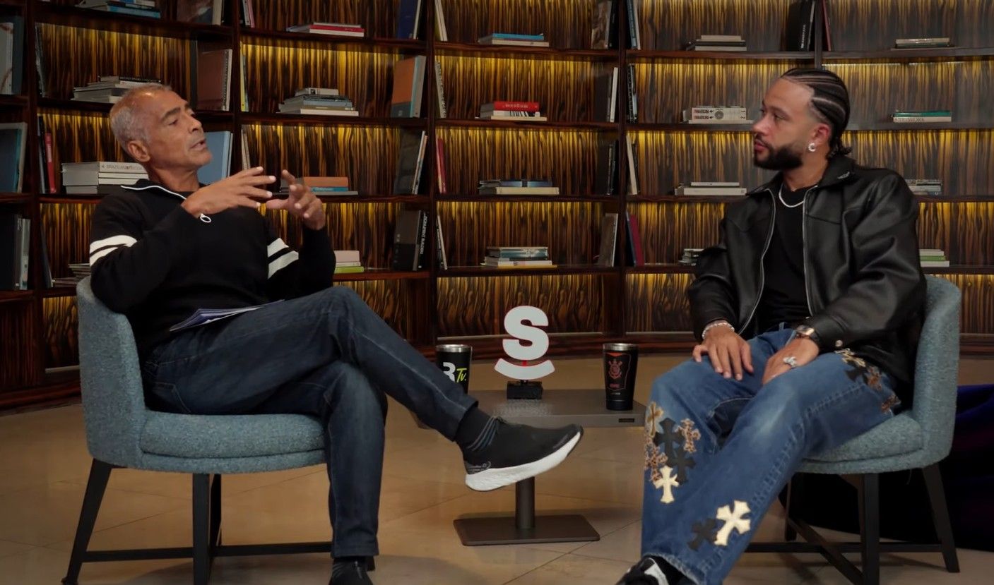 Memphis Depay em encontro com Romário, sinalizando interesse em renovar com o Corinthians.. Reprodução: Ge