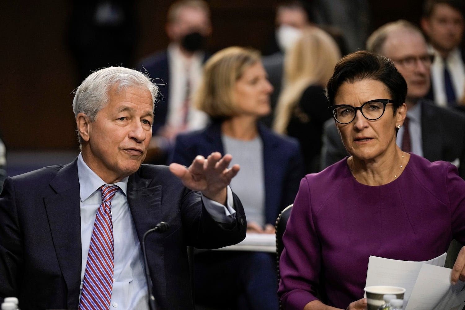 Executivos de JPMorgan e Citigroup discutem novas medidas contra a concorrência no recrutamento de jovens banqueiros. Reprodução: Business Insider