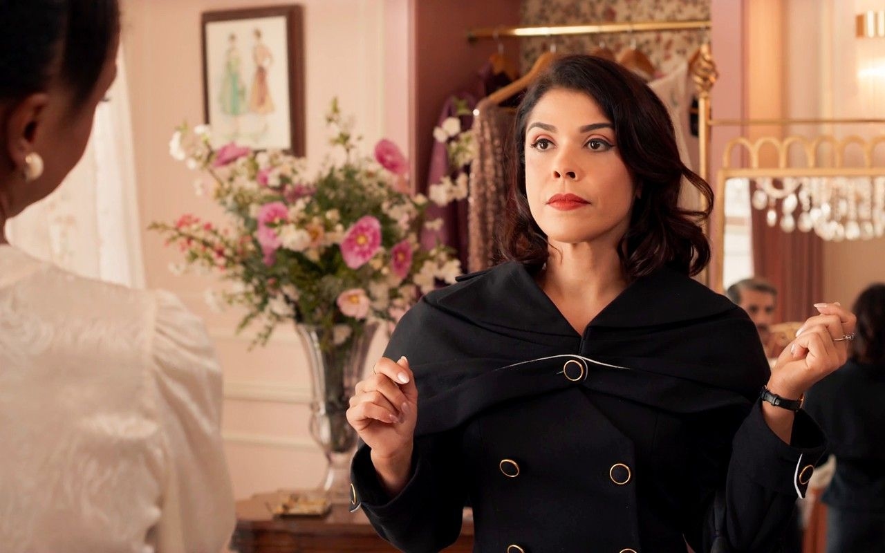 Olga, de Êta Mundo Melhor!, sob suspeita de incêndio na fábrica.. Reprodução: Gshow